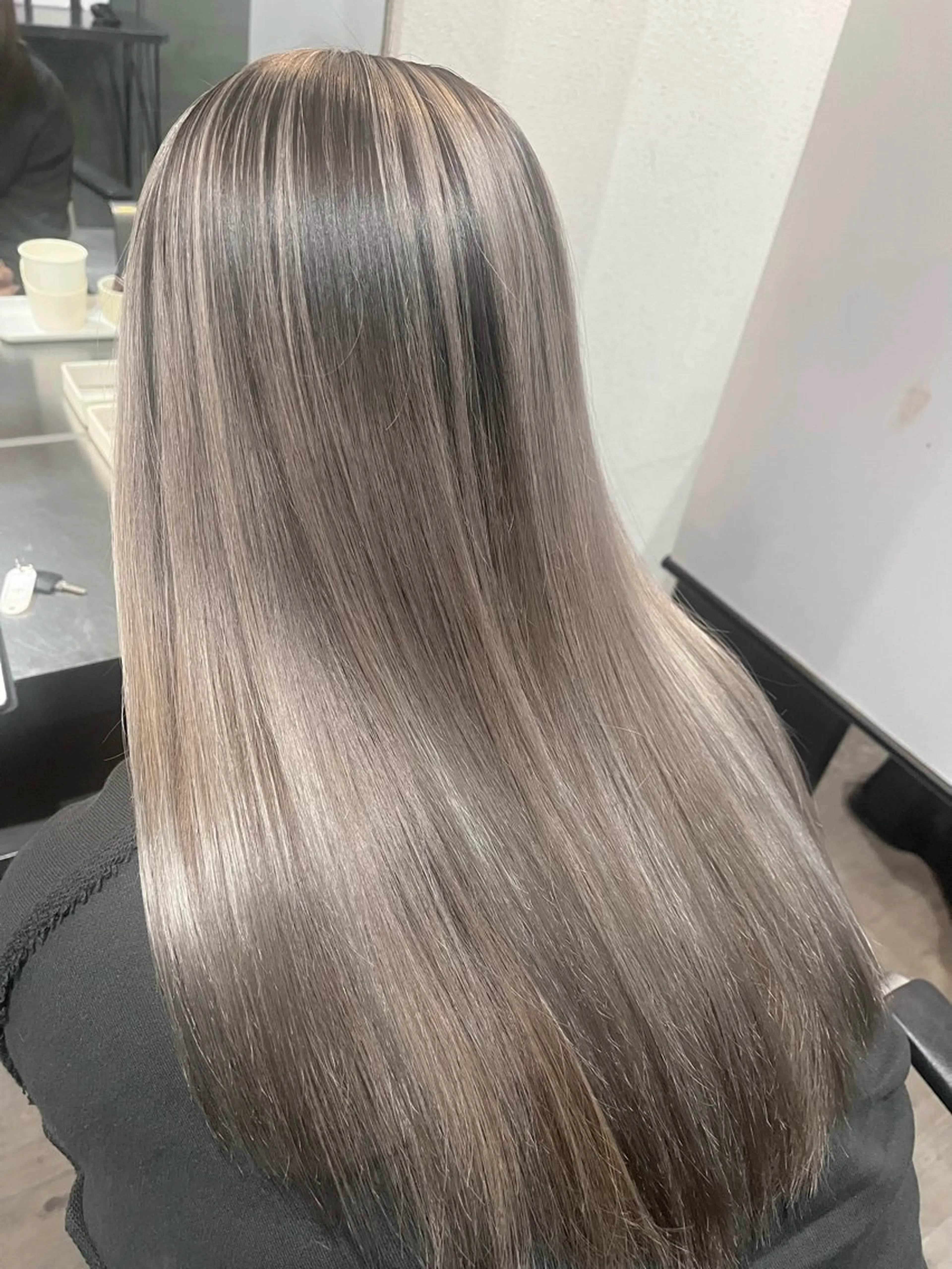 セミロング カラー バレイヤージュ ハイライトカラー ハイライト レイヤーカット カット ヘアカラー marshu  梅田店所属・髪質改善 透明感×韓国風のヘアスタイル