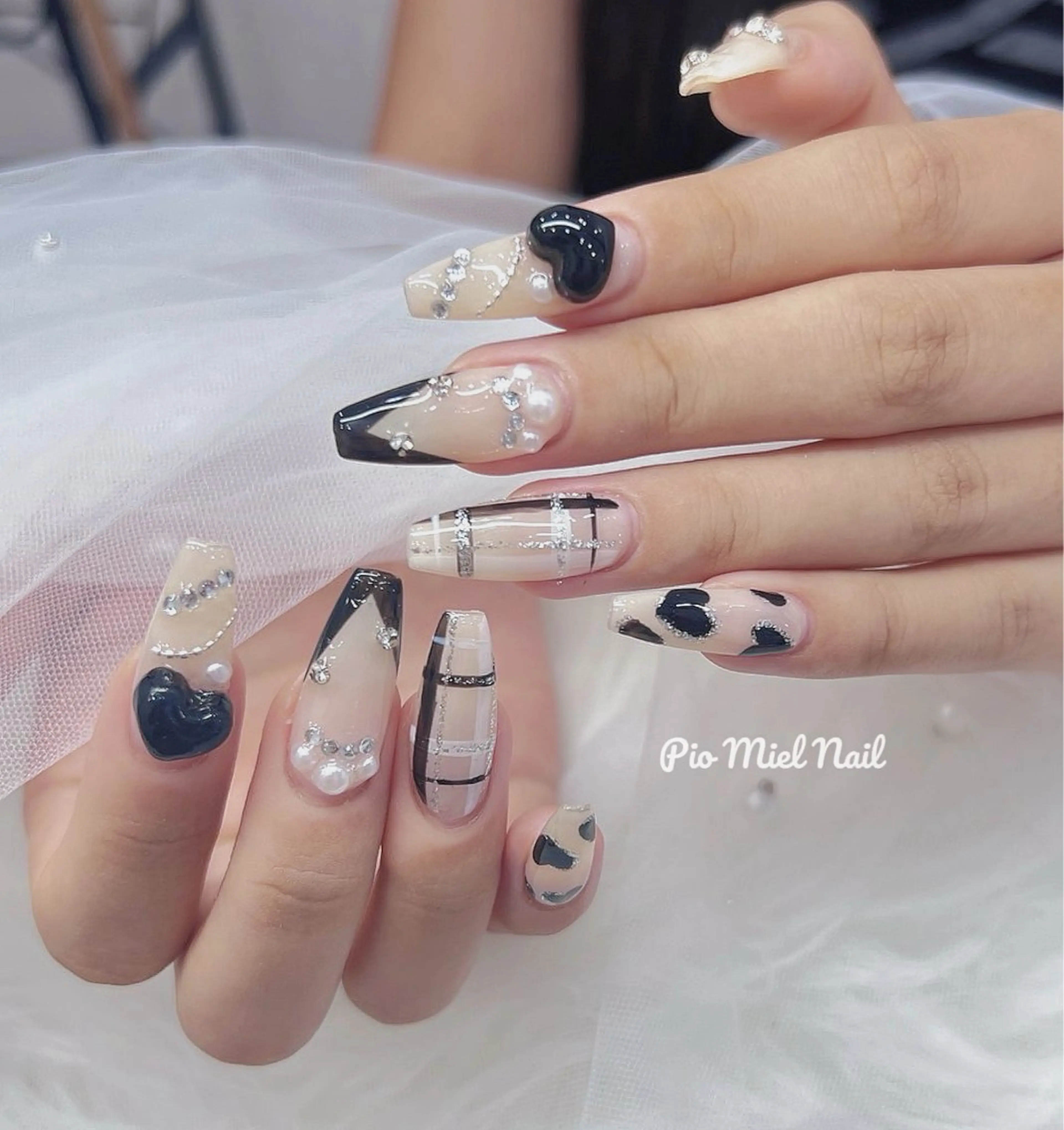 セミロング 韓国風ヘア ハンドネイル Pio Mielのネイルデザイン