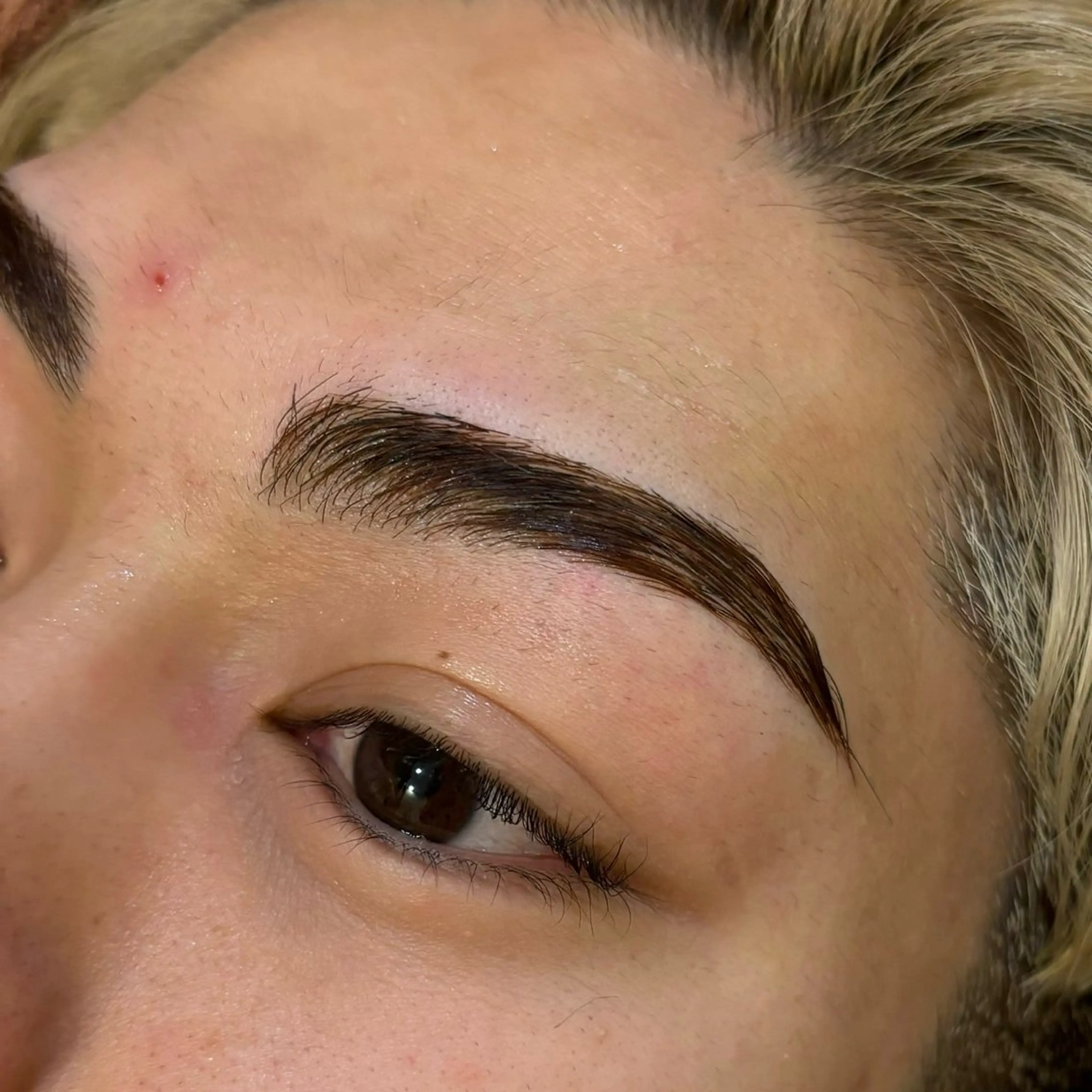 アイブロウ ブリーチ・美髪カラー 北野天夕のヘアスタイル