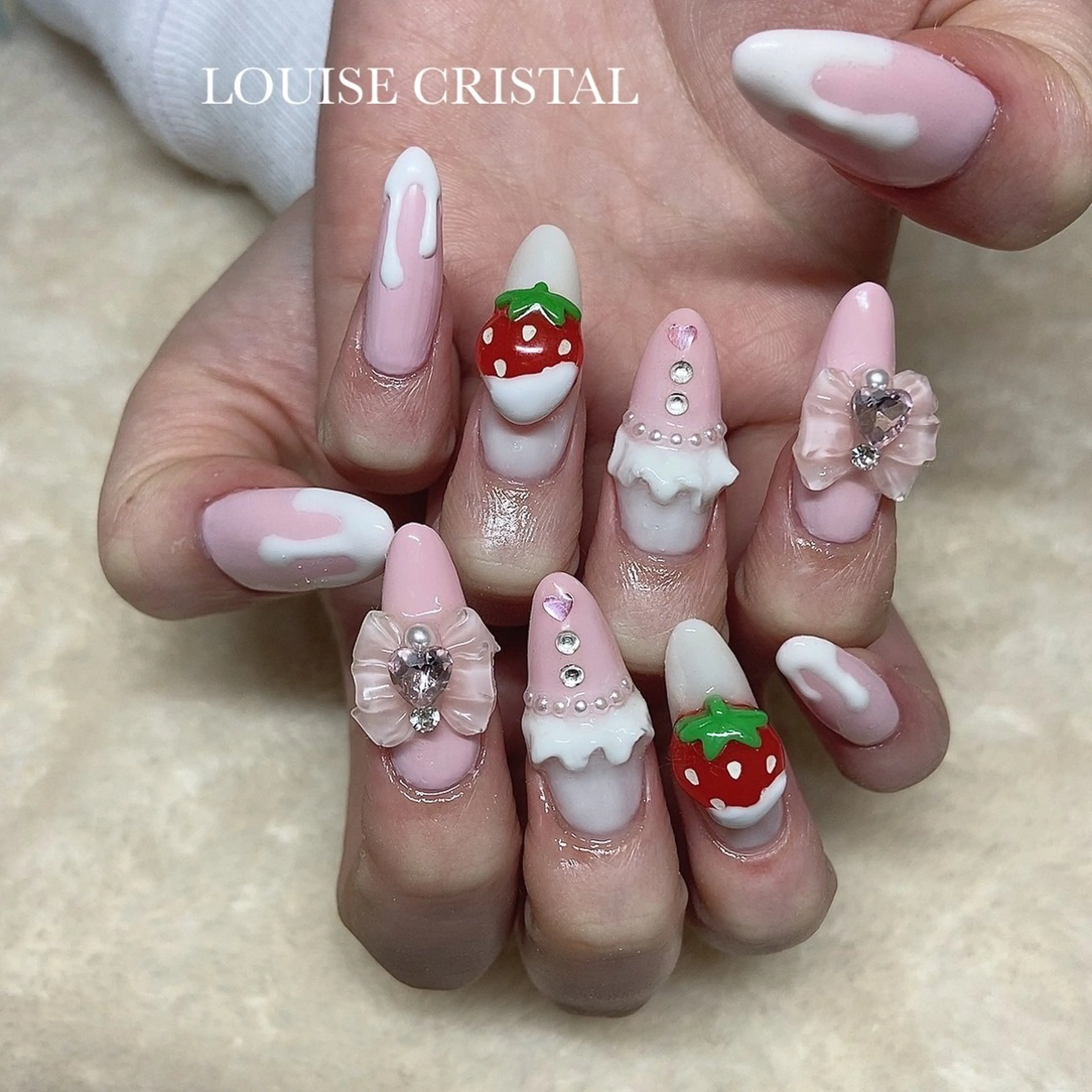 ネイル ハンドネイル LOUISE CRYSTALのネイルデザイン