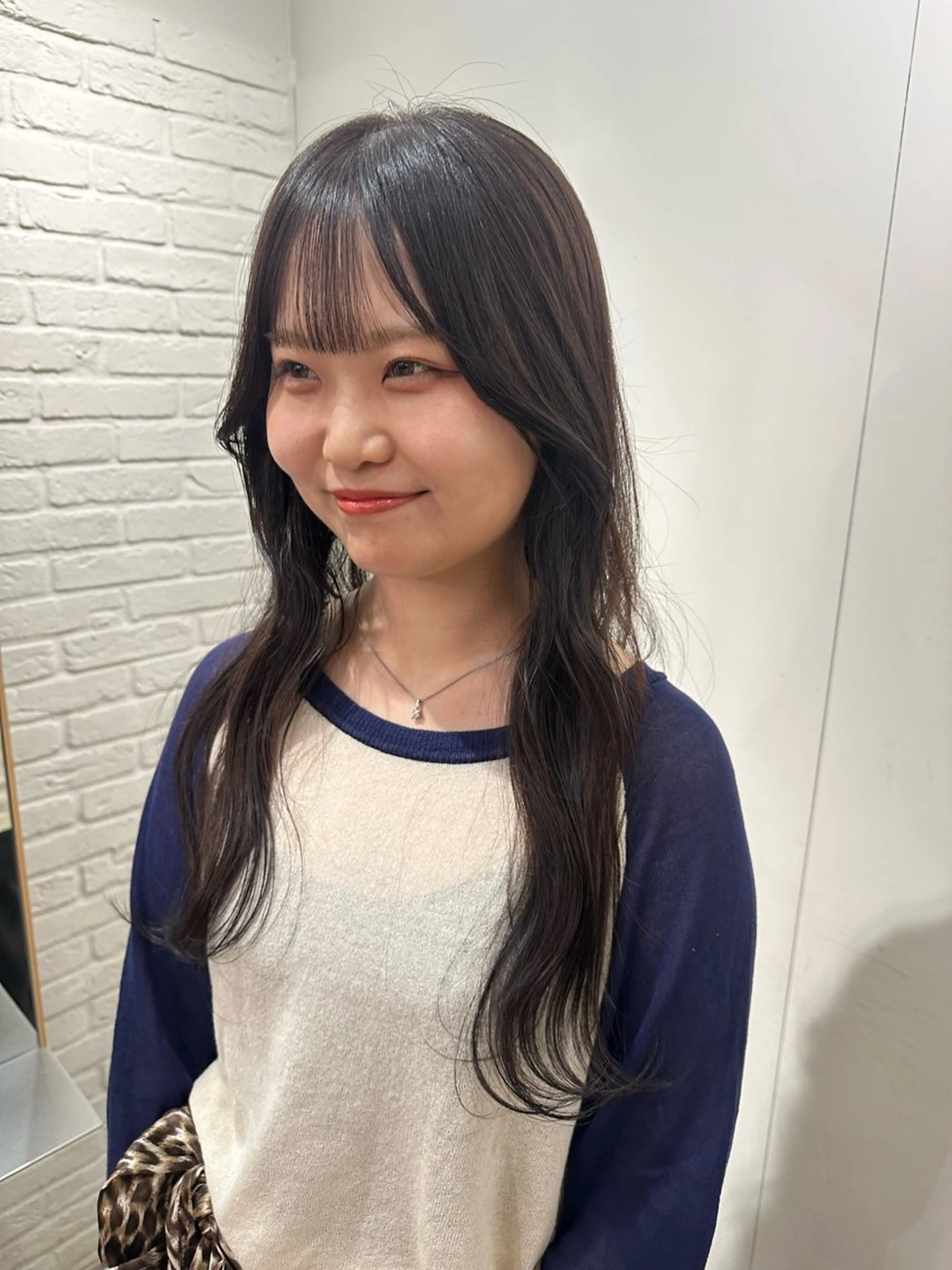 ロング アッシュ ヘアカラー ともえ / ベージュ カラー🧸🏷🤎のヘアスタイル