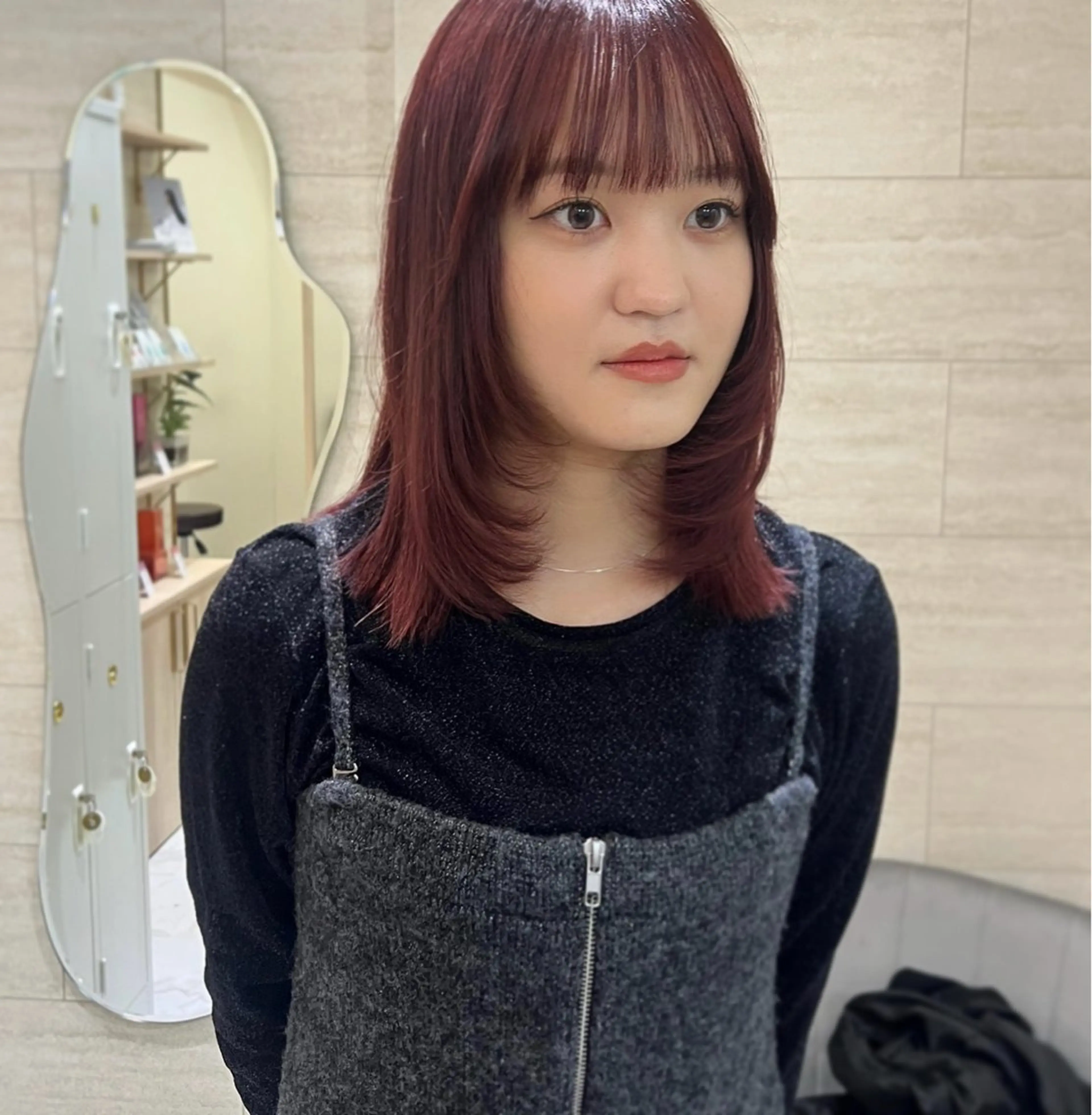 ミディアム カラー カシス ピンクカラー レッドカラー 顔まわりレイヤー レイヤーカット ANNA /艶髪/ハイトーンのヘアスタイル