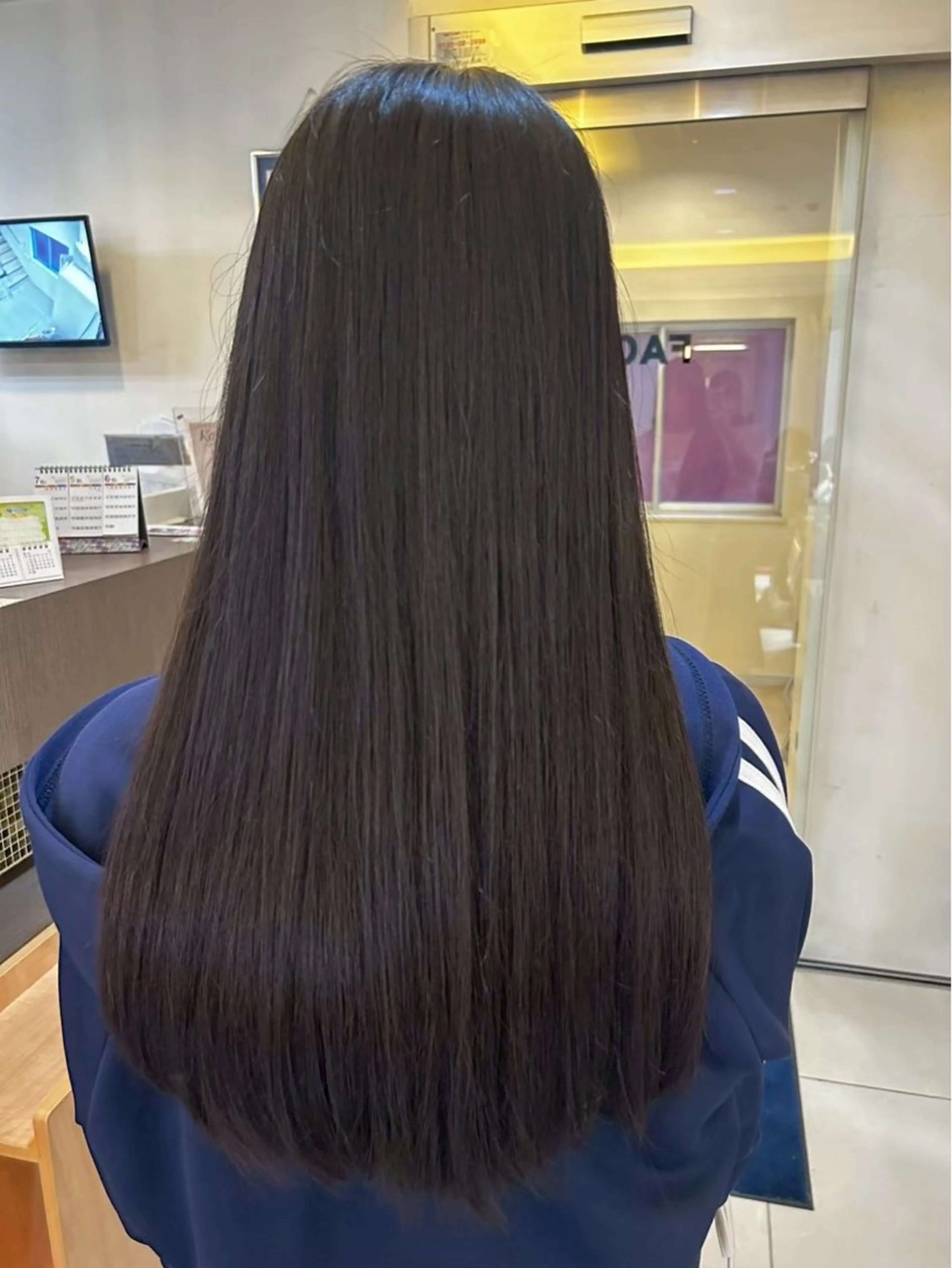 就活さん、学生さんへ‼️暗く染めたいけど後々明るくしたい方向けワンカラー+クイックトリートメントの写真