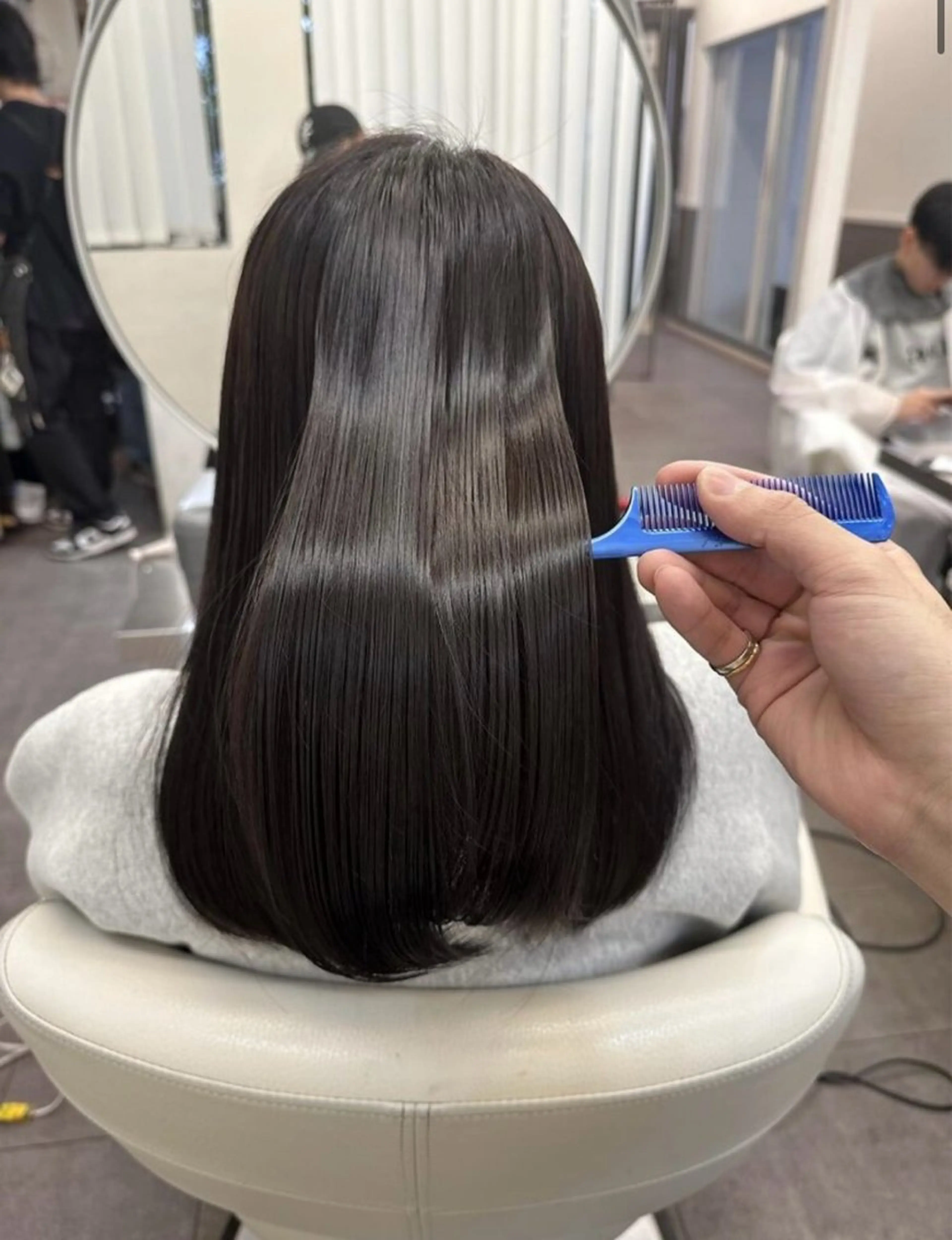 セミロング YUUKI/艶カラー レイヤーカットのヘアスタイル
