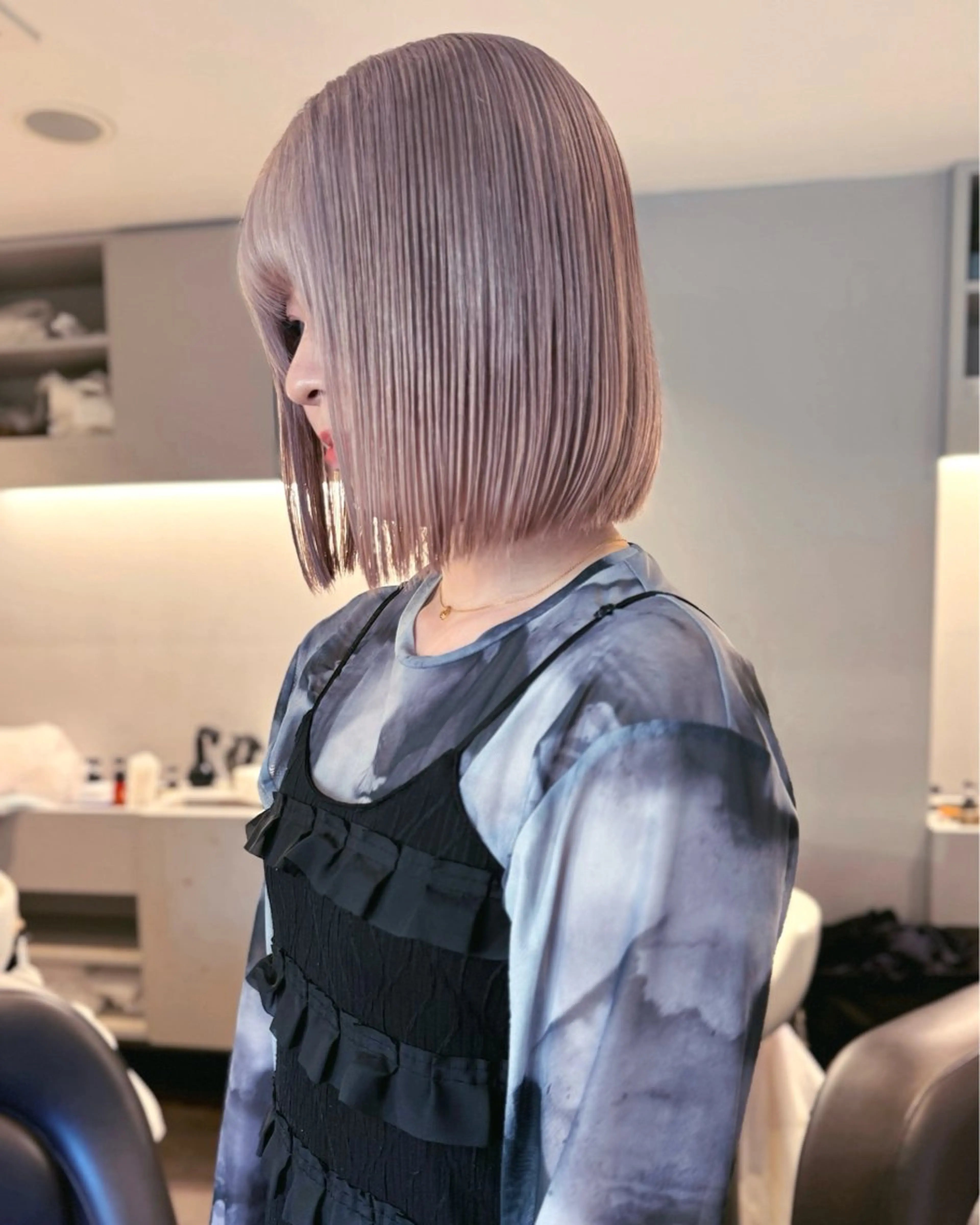 ショート カラー ベージュカラー ブリーチ ピンクカラー ホワイトベージュ ヘアカラー トリートメント RAIMA ハイトーンレイヤーのヘアスタイル