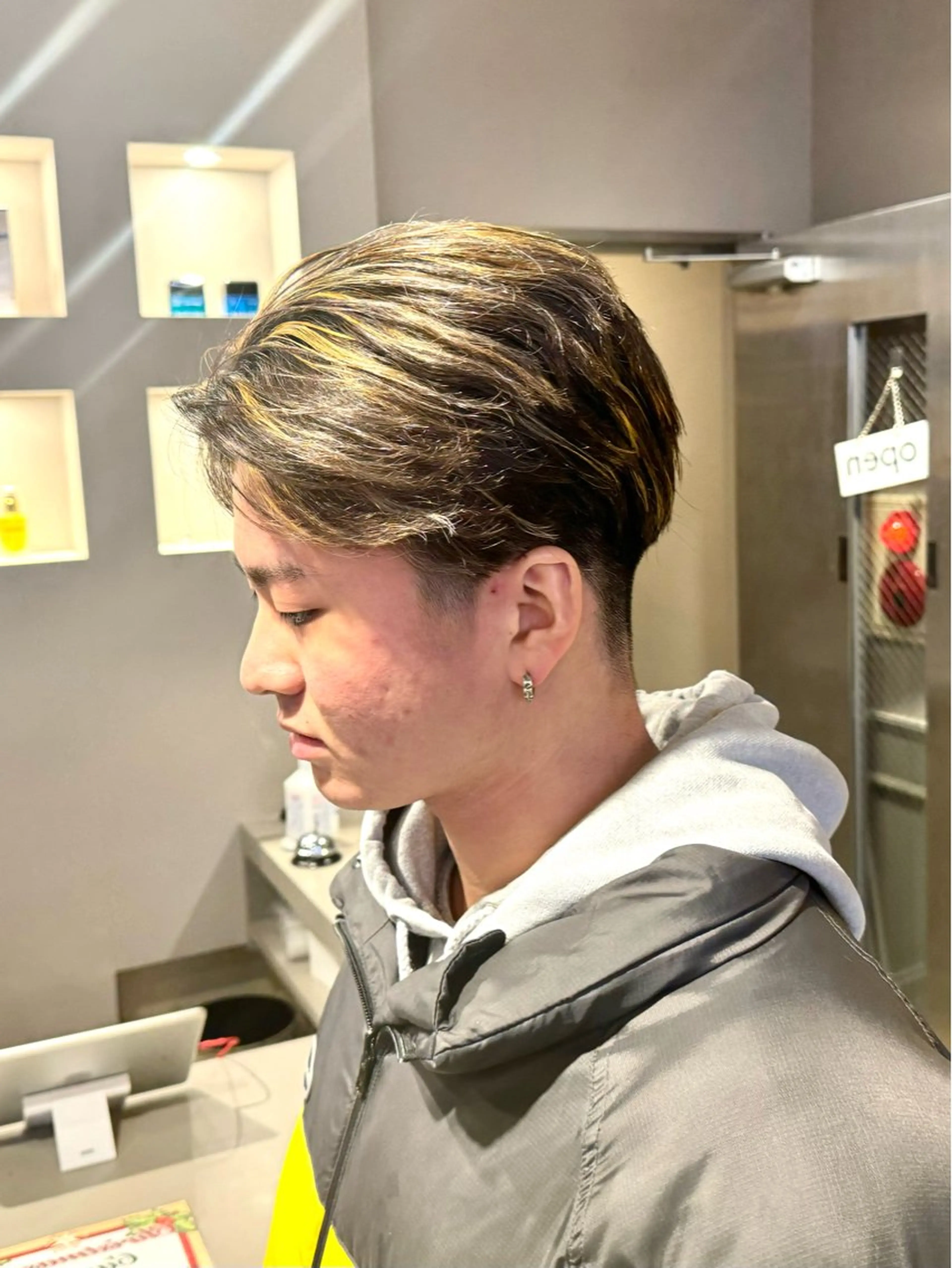 ミディアム パーマ ヘアアレンジ メンズ ミディアムパーマ フェザーパーマ メンズパーマ カット ヘアカラー パーマ ヘッドスパ ヘアセット 顔まわりカット の達人のヘアスタイル