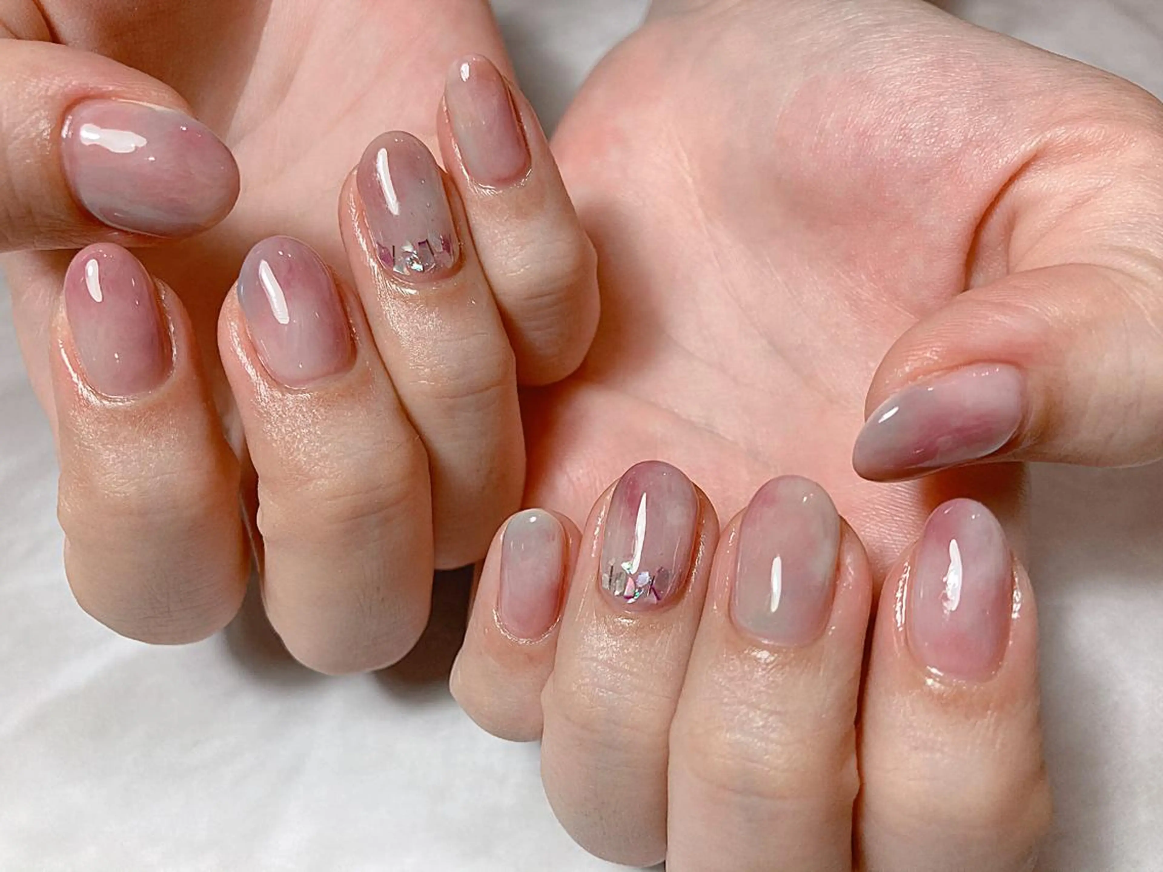 ショート カラー パーマ ヘアアレンジ ネイル マツエク・マツパ ハンドネイル illum hicariのネイルデザイン