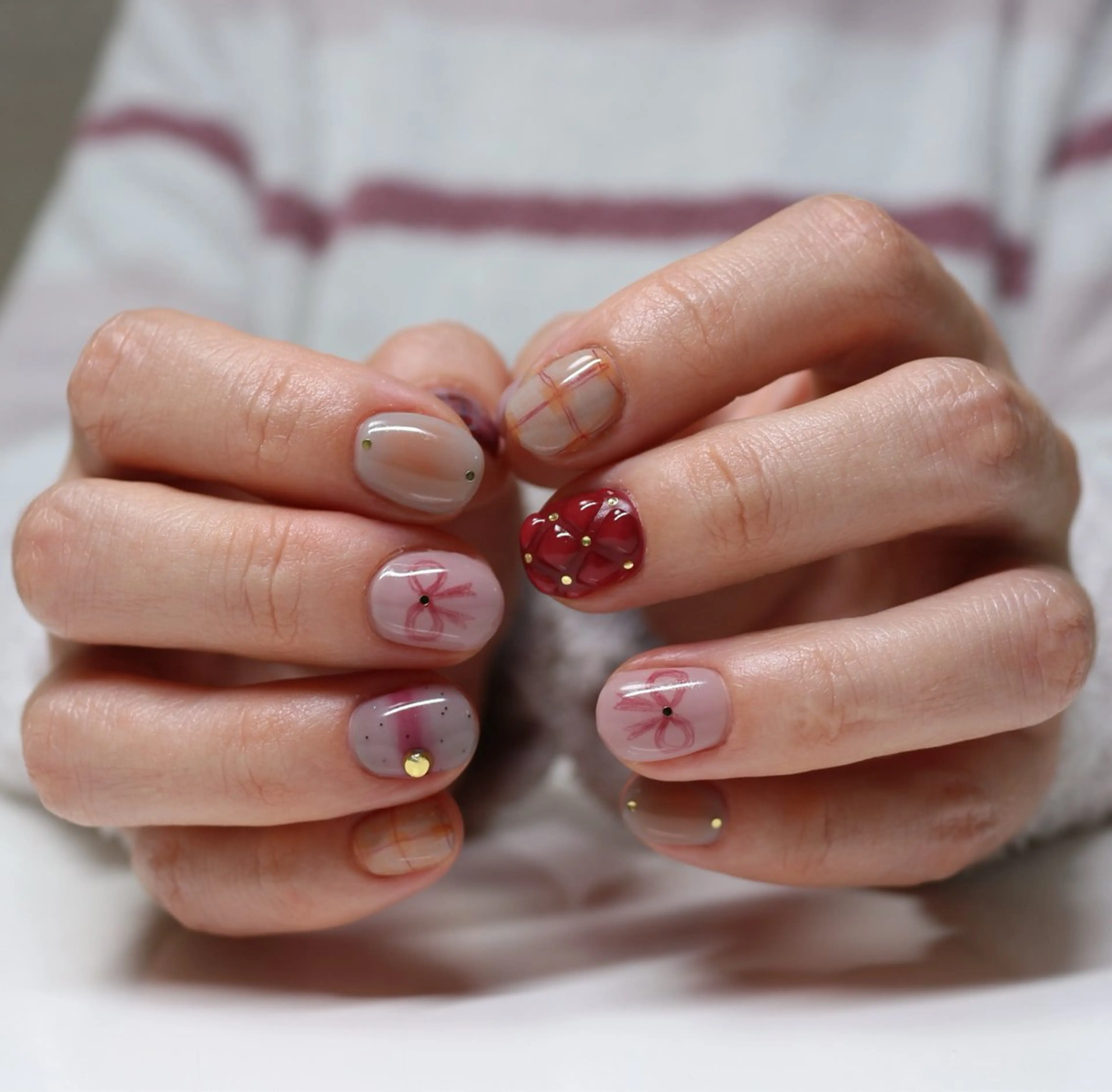 ネイル チークネイル ニュアンスネイル リボン 冬ネイル クリスマス ハンドネイル Baku Nailsのネイルデザイン