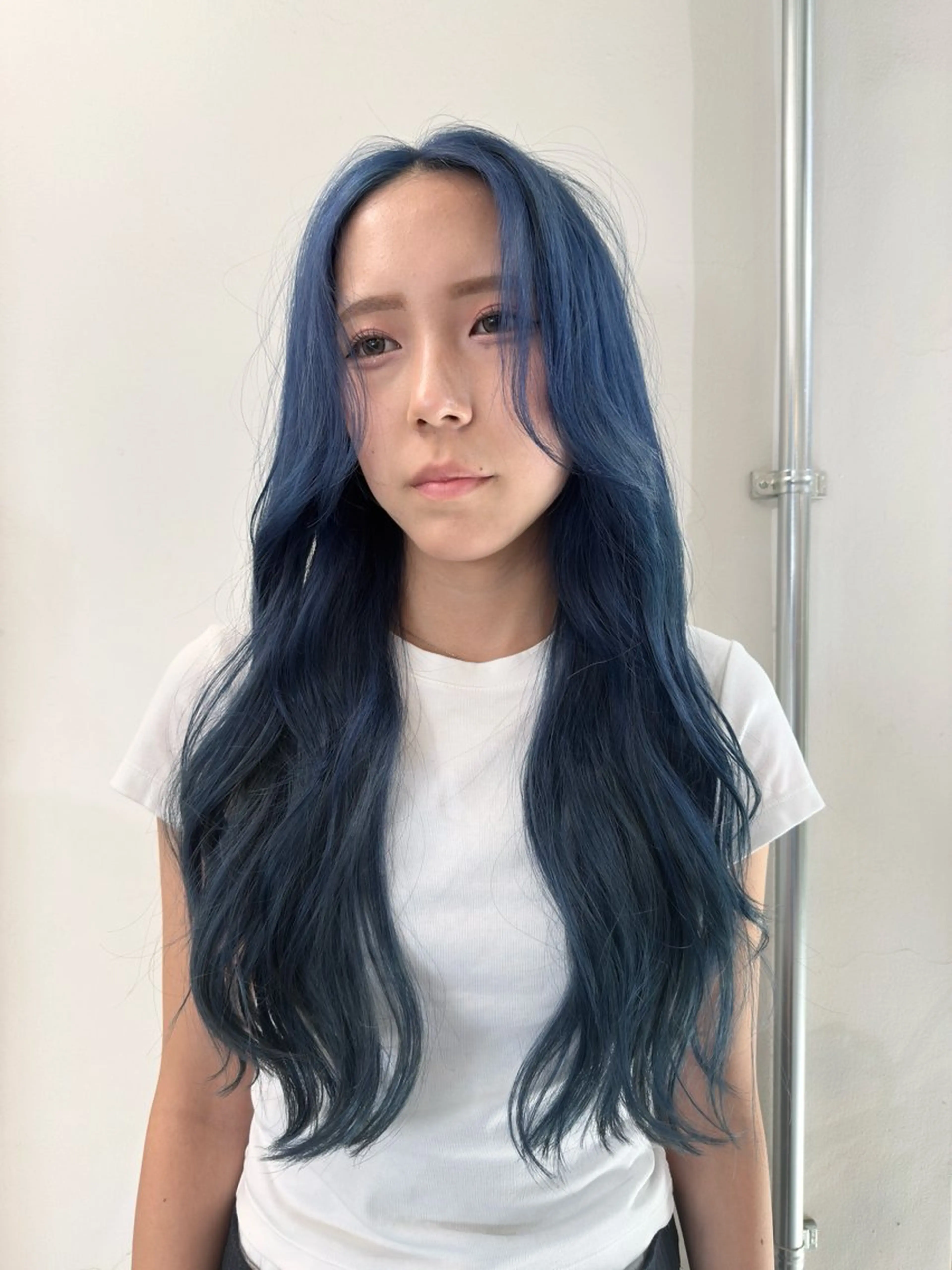 セミロング カラー ブリーチ ブルーカラー ヘアカラー FavyS所属・マツウラ サキミのヘアスタイル