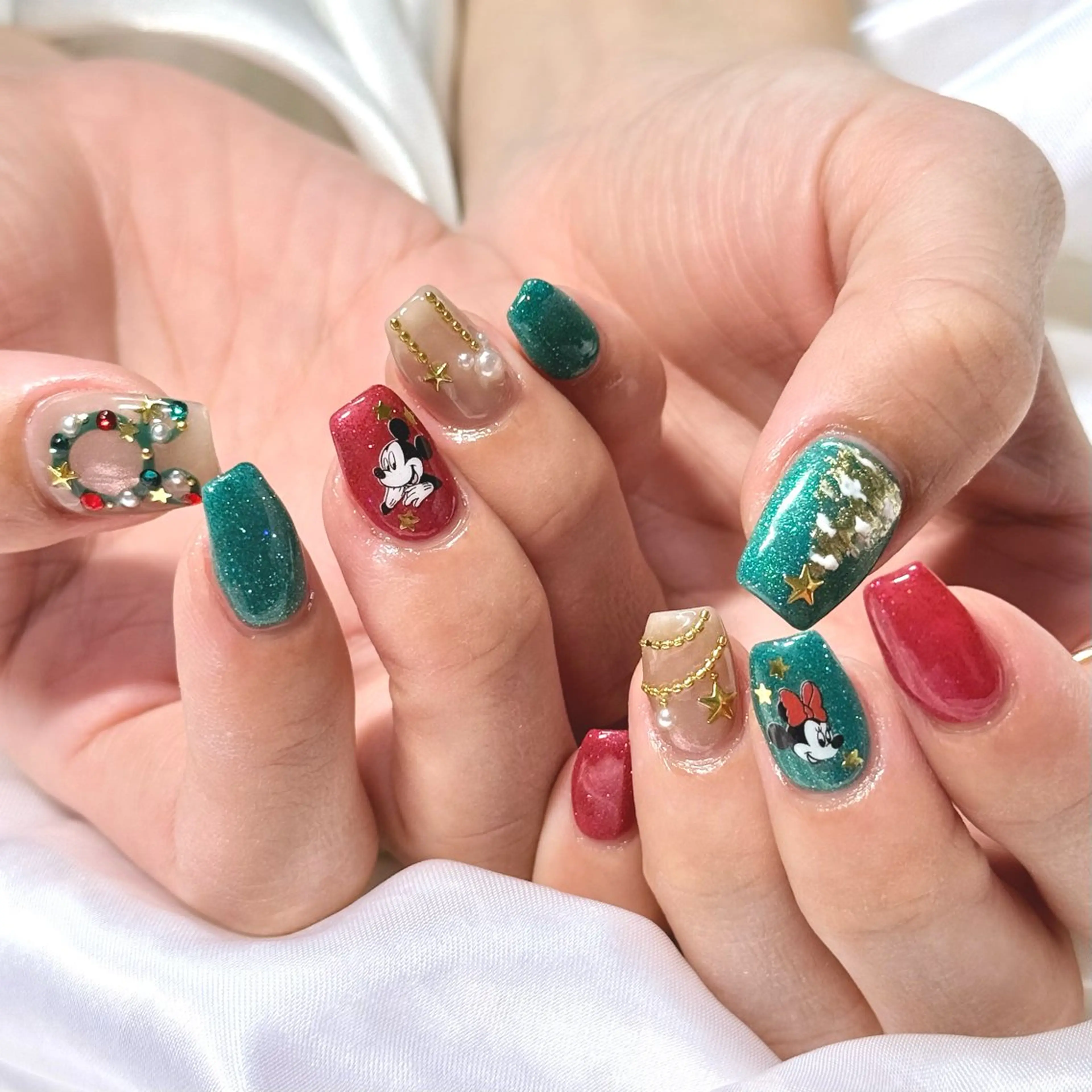 ネイル グリーン キラキラネイル マグネットネイル 赤色 冬ネイル ハンドネイル OKIKA所属・【OKIKA】 らん🦖🌈🧡のマツエク・マツパデザイン