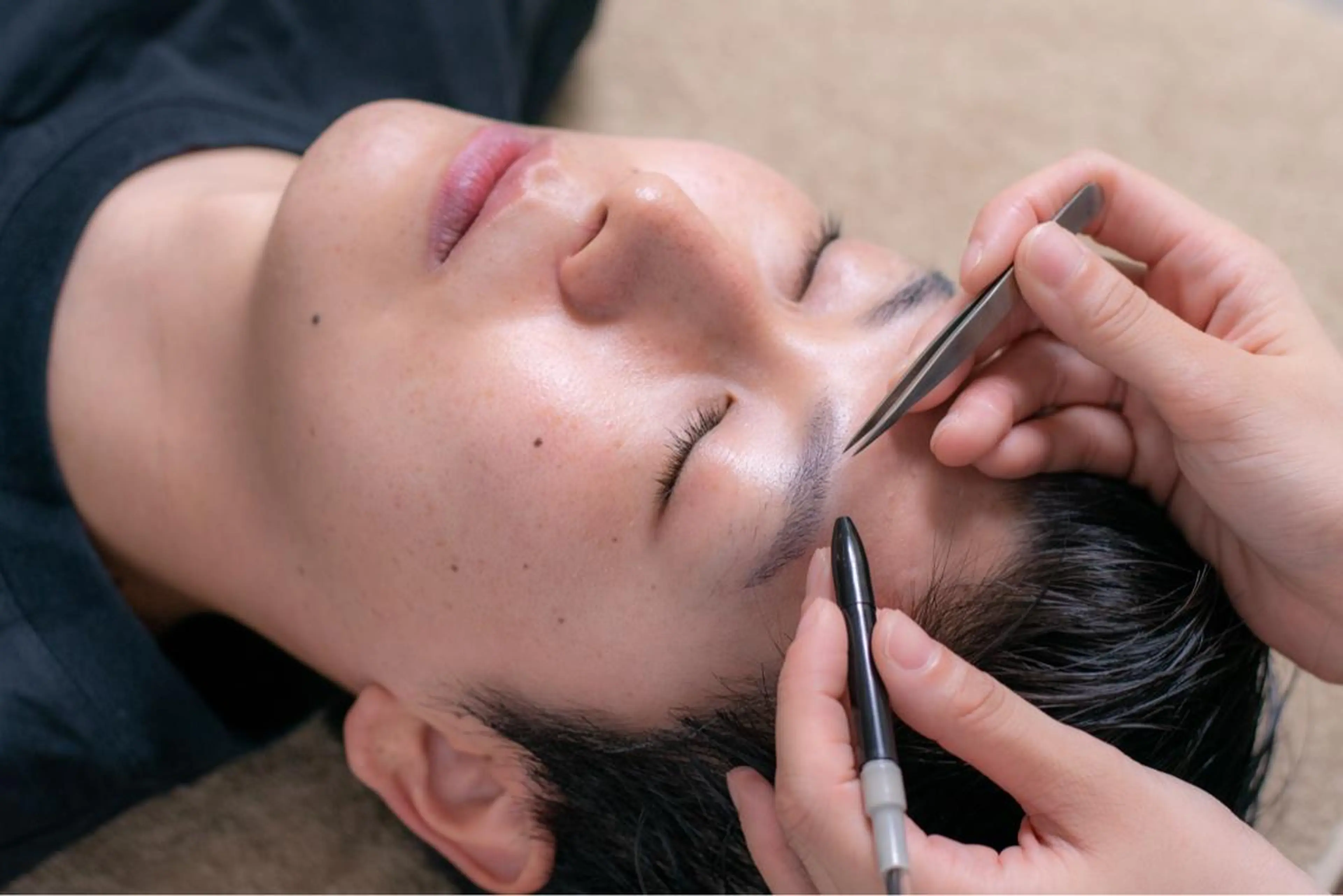 【メンズにオススメ】自己処理要らずの楽眉作成★眉WAX＋美容電気脱毛11,500円→7,800円の写真