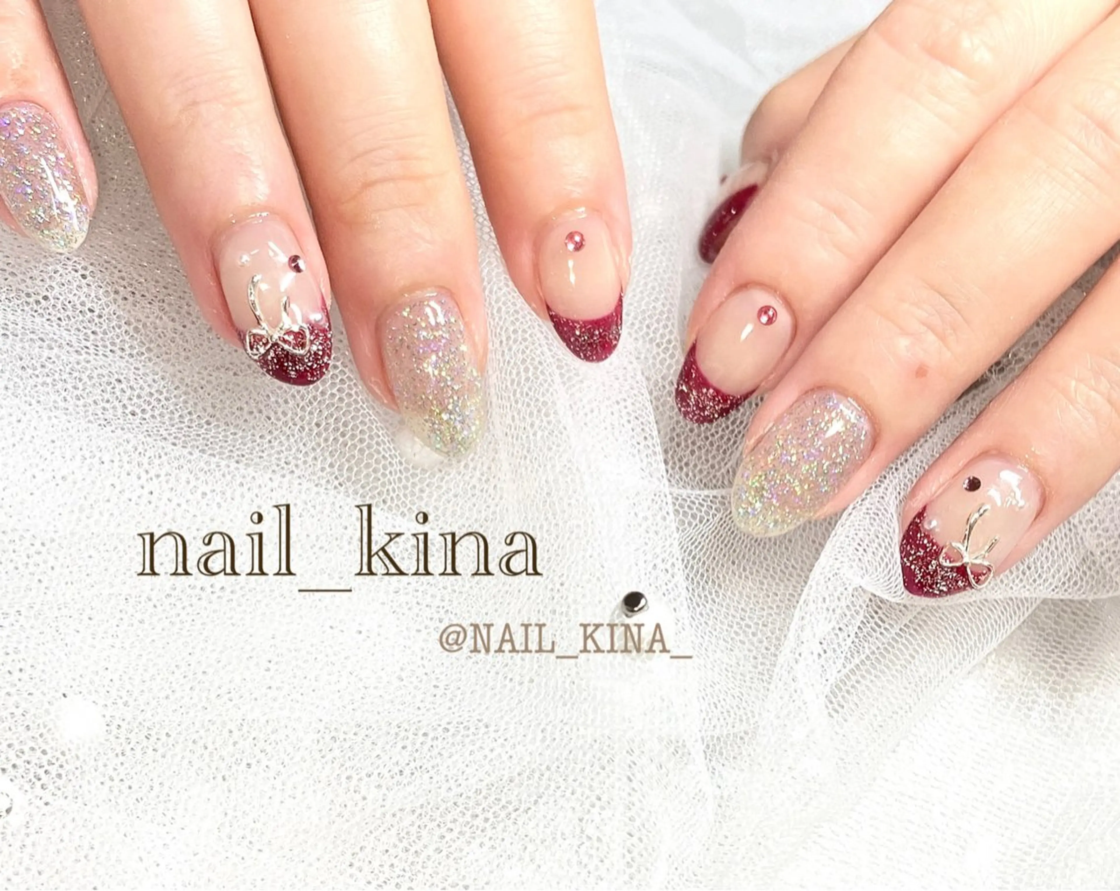 ネイル フラッシュネイル フレンチネイル キラキラネイル 赤色 リボン ハンドネイル nail_ kinaのネイルデザイン