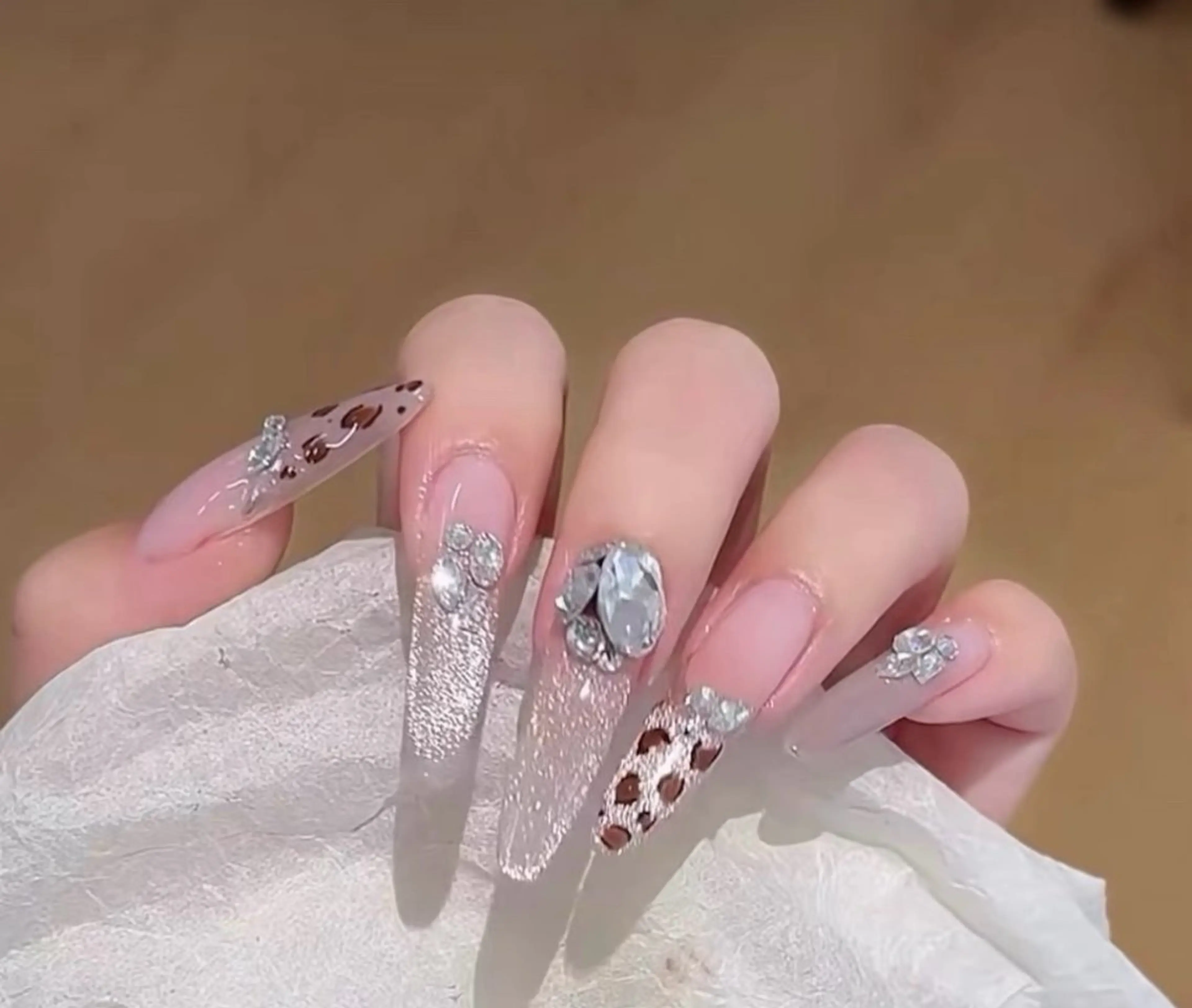 ネイル チークネイル 長さ出し フラワーネイル フレンチネイル ガーリー SunNail池袋駅 ワンホンネイルのネイルデザイン