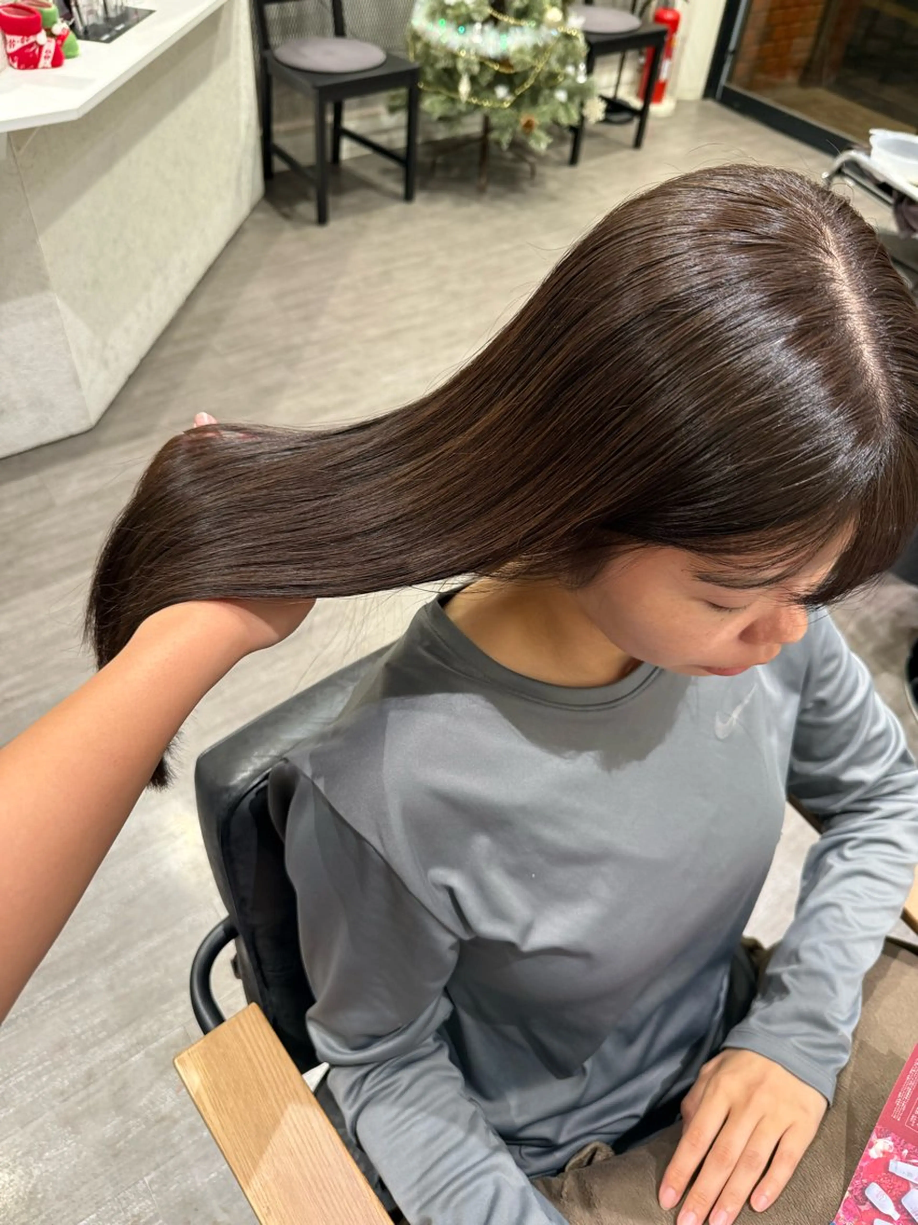 セミロング カラー アッシュ ベージュカラー カット ヘアカラー トリートメント 上田 紗也のヘアスタイル