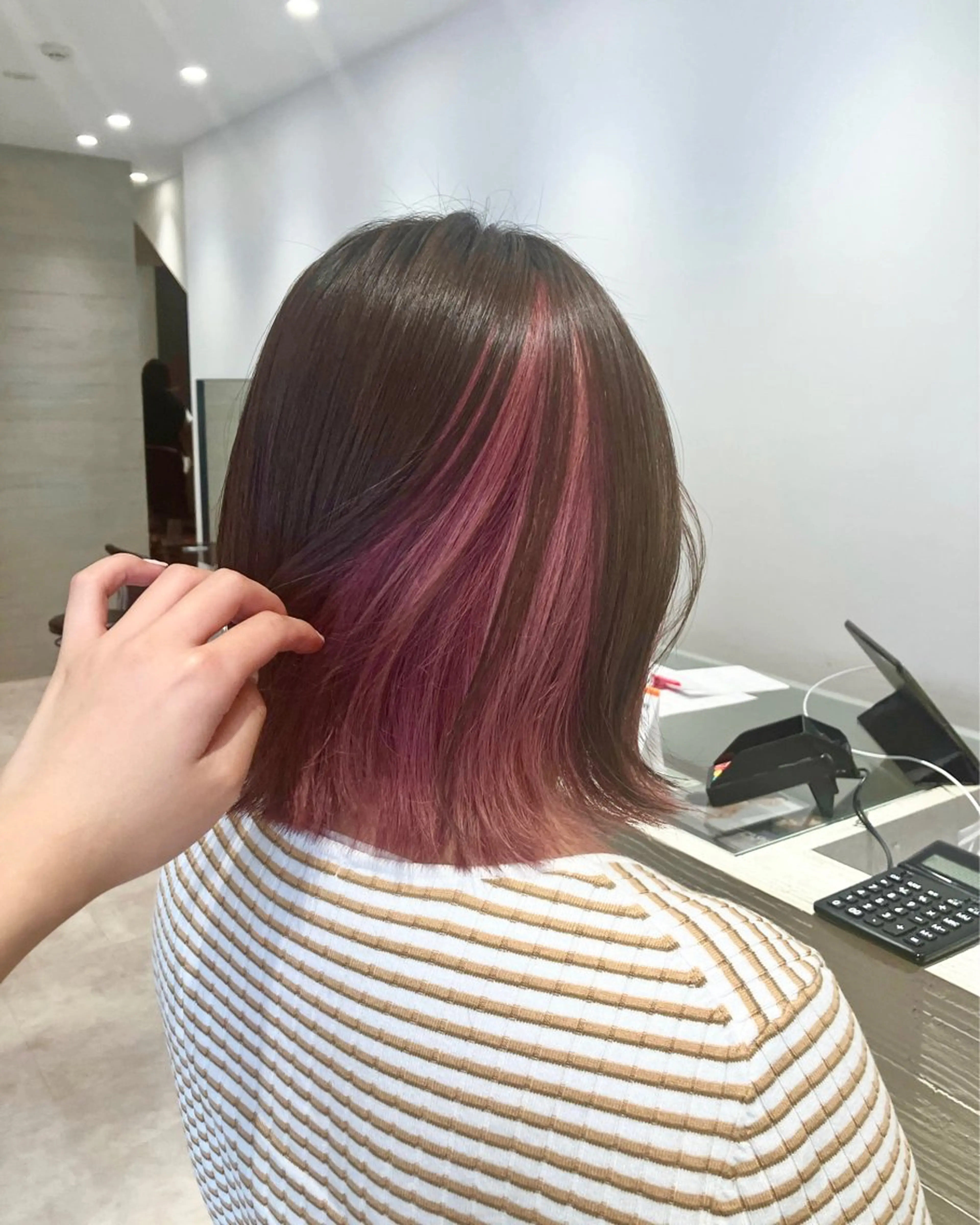 ミディアム カラー ブラウンカラー ピンクカラー サキ🤍ハイトーン 🩰くびれ巻きヘアのヘアスタイル