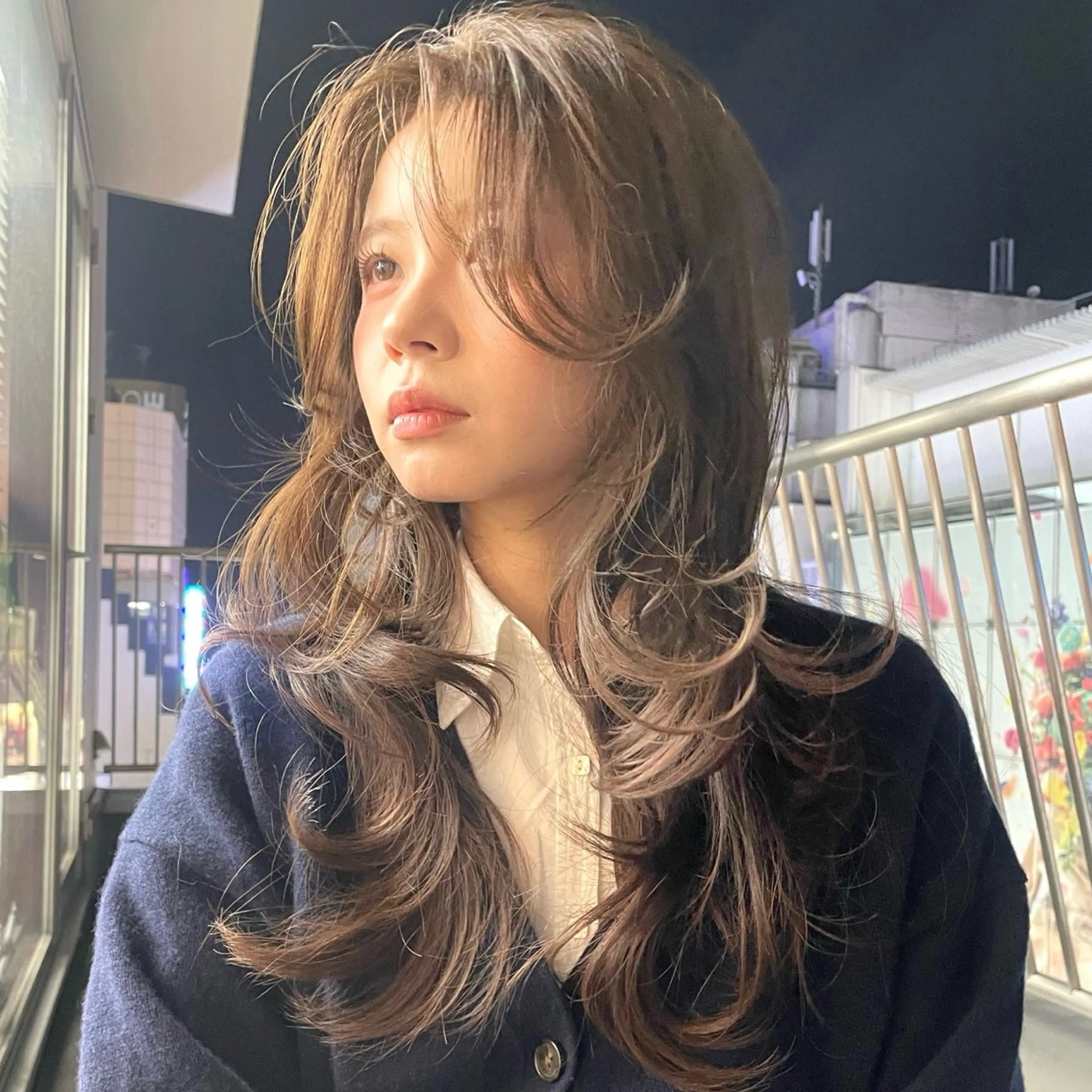 セミロング カラー 黒髪 ブラウンカラー 透明感カラー 顔周りカット ハッシュカット カット ヘアカラー トリートメント レイヤーカット ダブルカラーのヘアスタイル