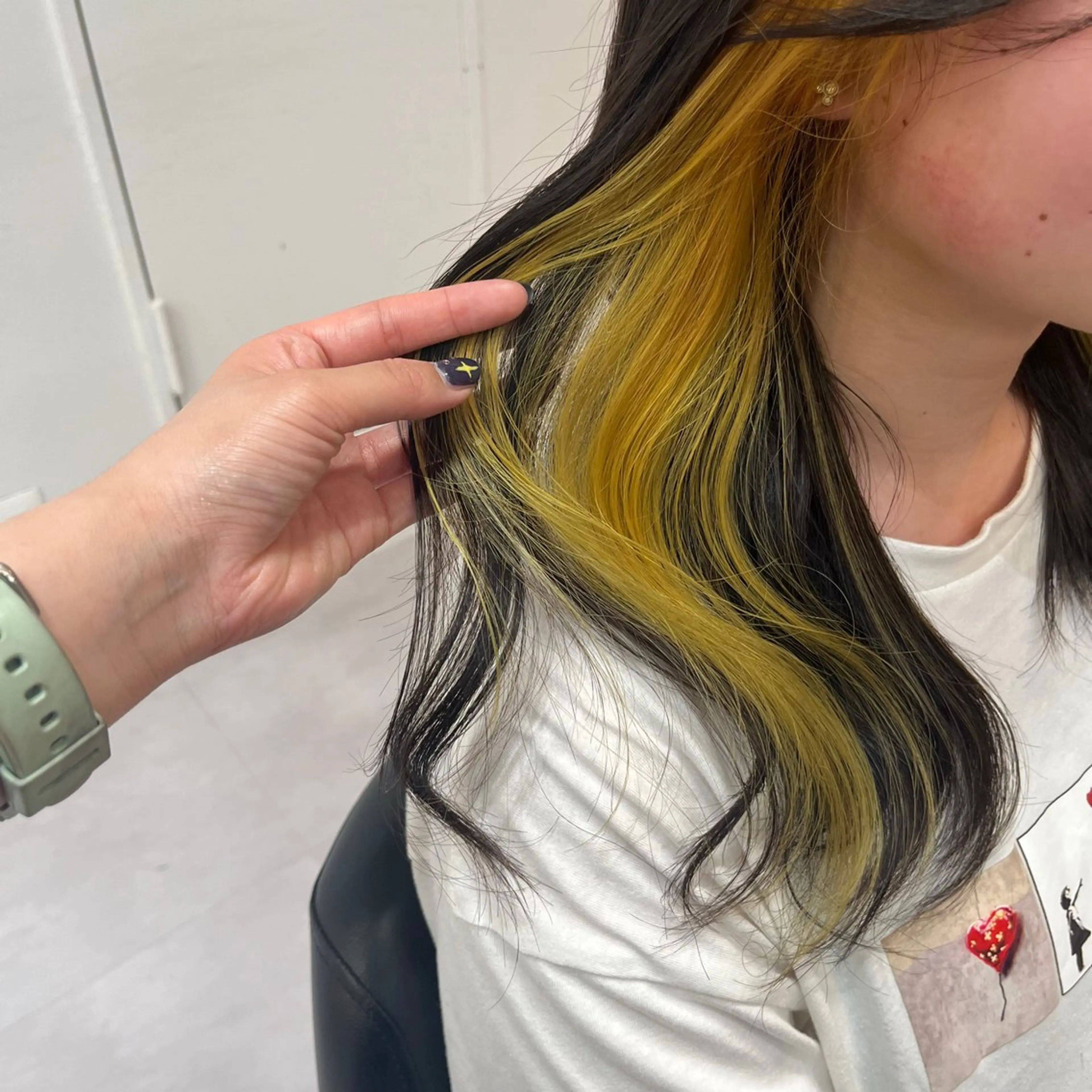 ロング カラー 黒髪 ブリーチ ブルーカラー ブルーブラック イエローカラー レイヤーカット/ 暗髪🫧ナシコのヘアスタイル