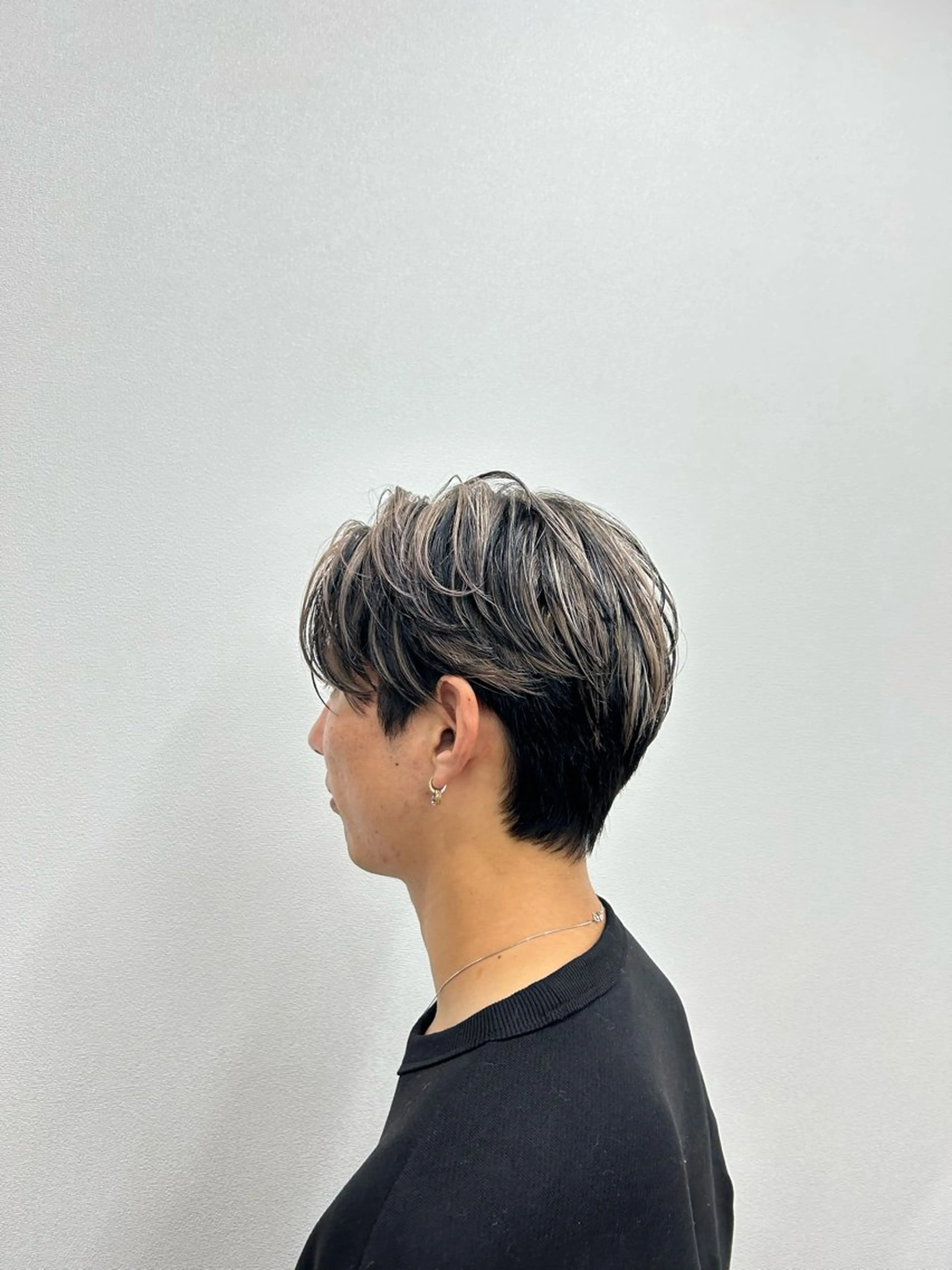 ショート カラー メンズ メンズバレイヤージュ メンズブリーチ バレイヤージュ ベージュカラー ブリーチ ヘアカラー 酸性ストレート/ ボブ/暖色/リコのヘアスタイル