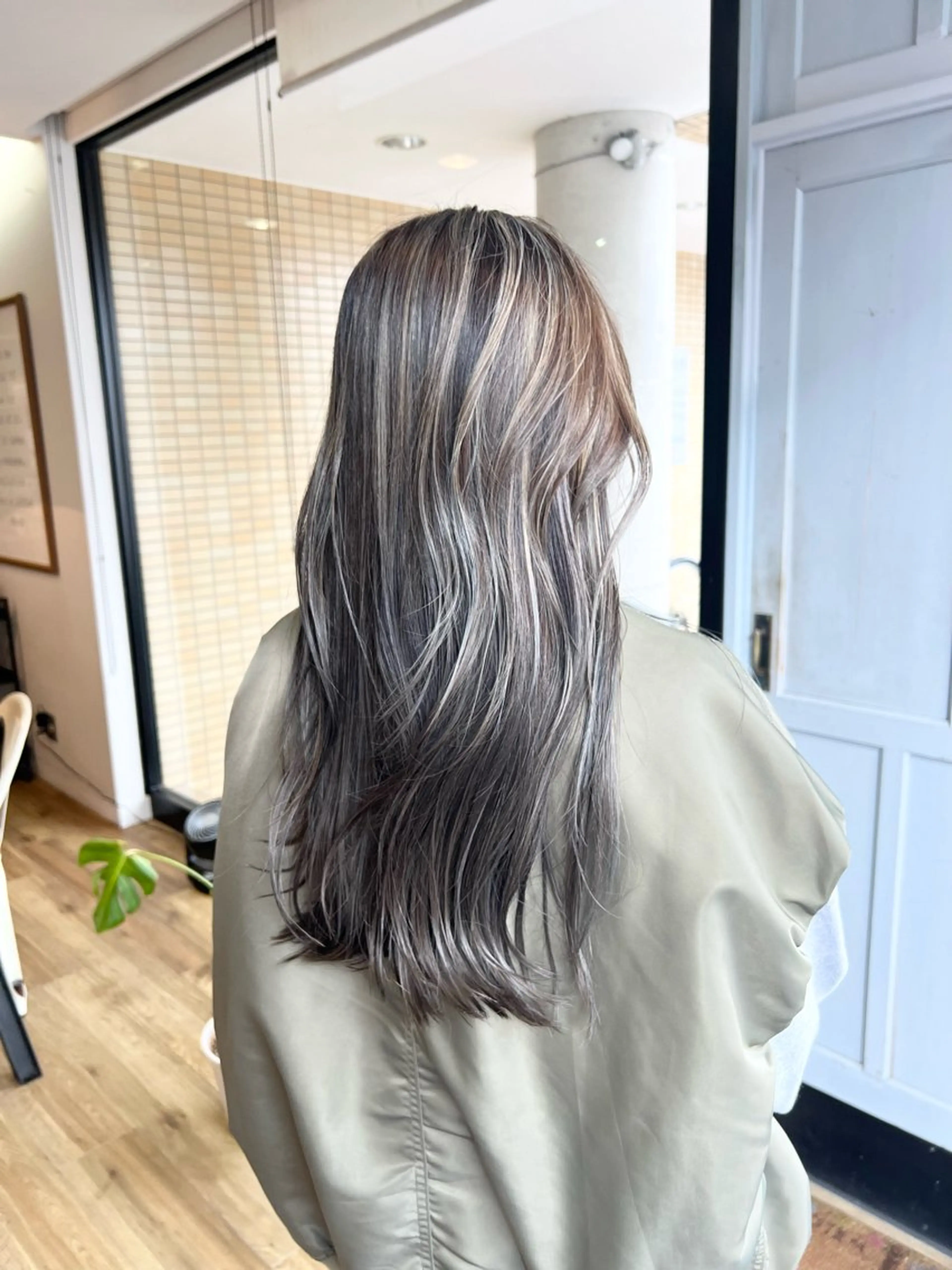 ロング カラー グレージュ ハイライトカラー ハイライト ヘアカラー トリートメント 堀 望美のヘアスタイル