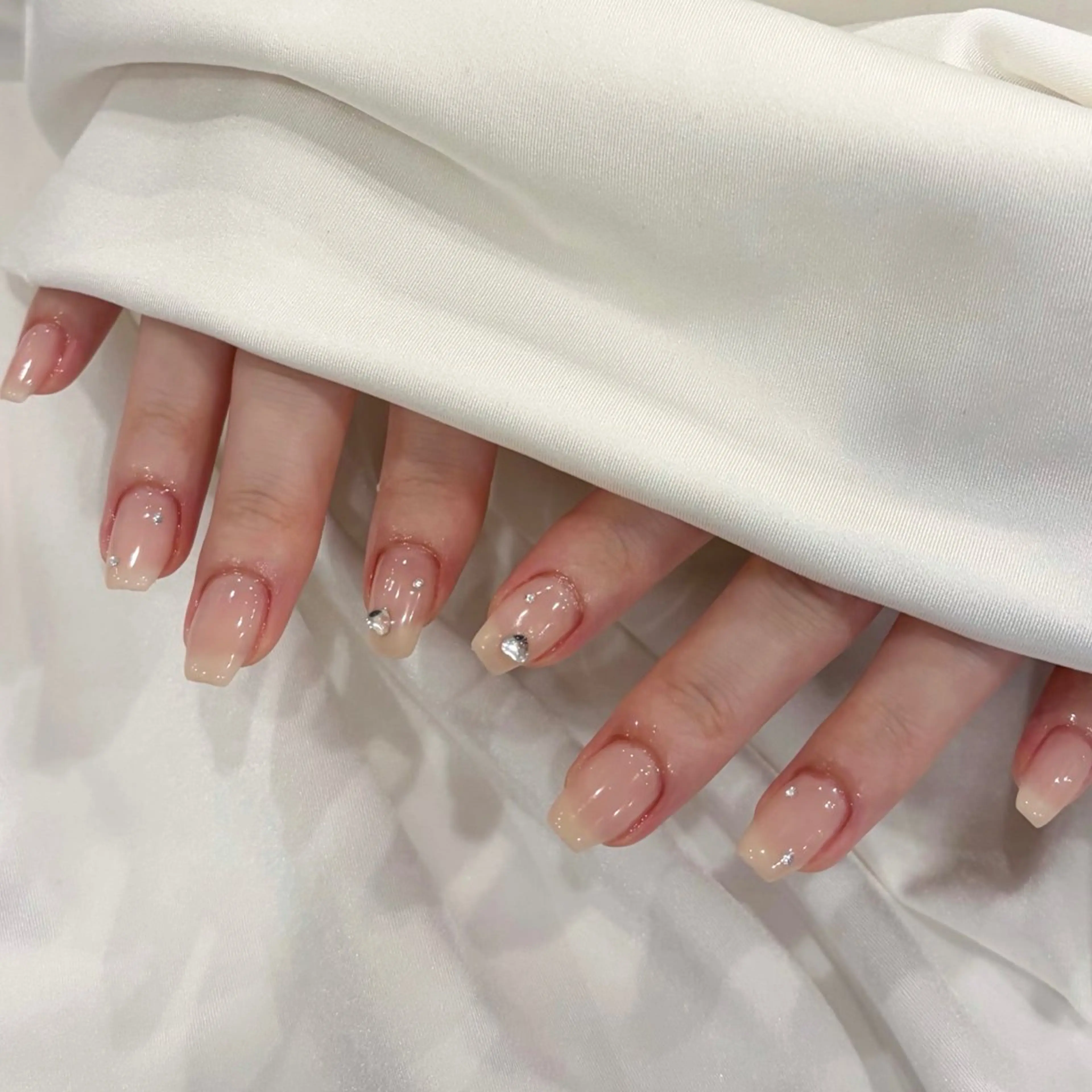 ネイル ハート ストーンネイル ハンドネイル 岡崎 佑香のネイルデザイン