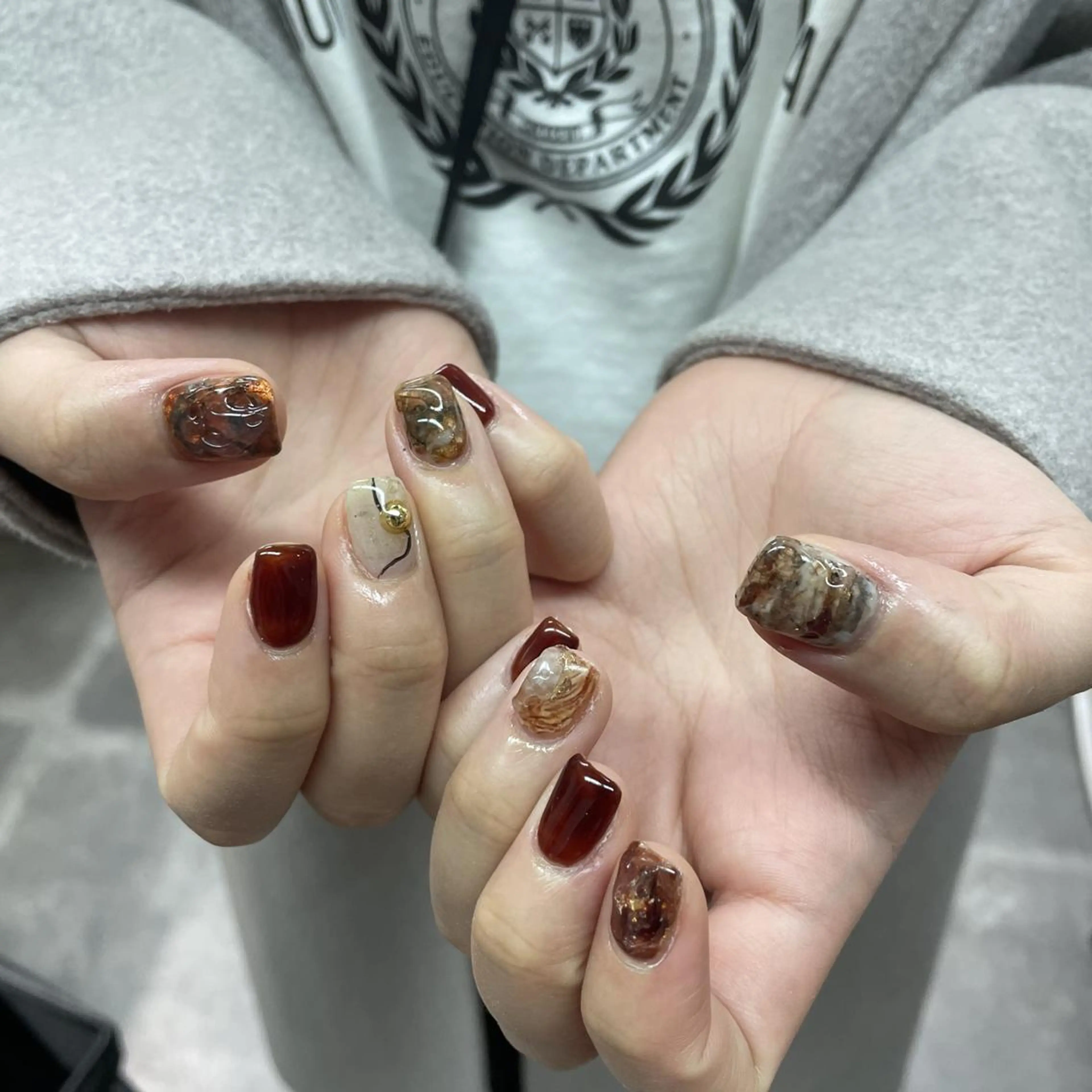 ネイル アートネイル べっ甲ネイル ジェルネイル グリーン マグネットネイル nailstudio eviz新宿店のネイルデザイン