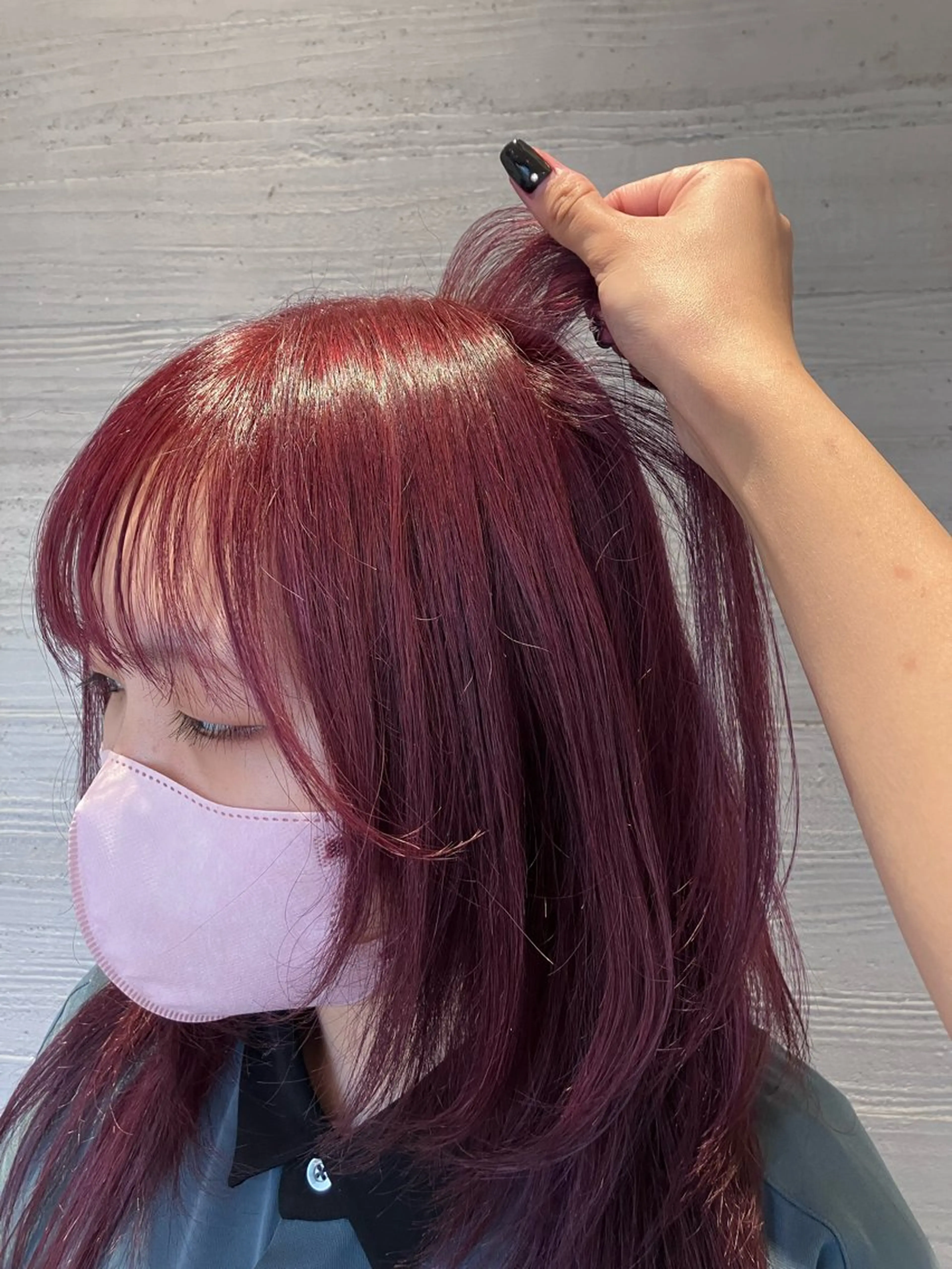 ロング カラー ブリーチ カシス ピンクカラー サキ🤍ハイトーン 🩰くびれ巻きヘアのヘアスタイル