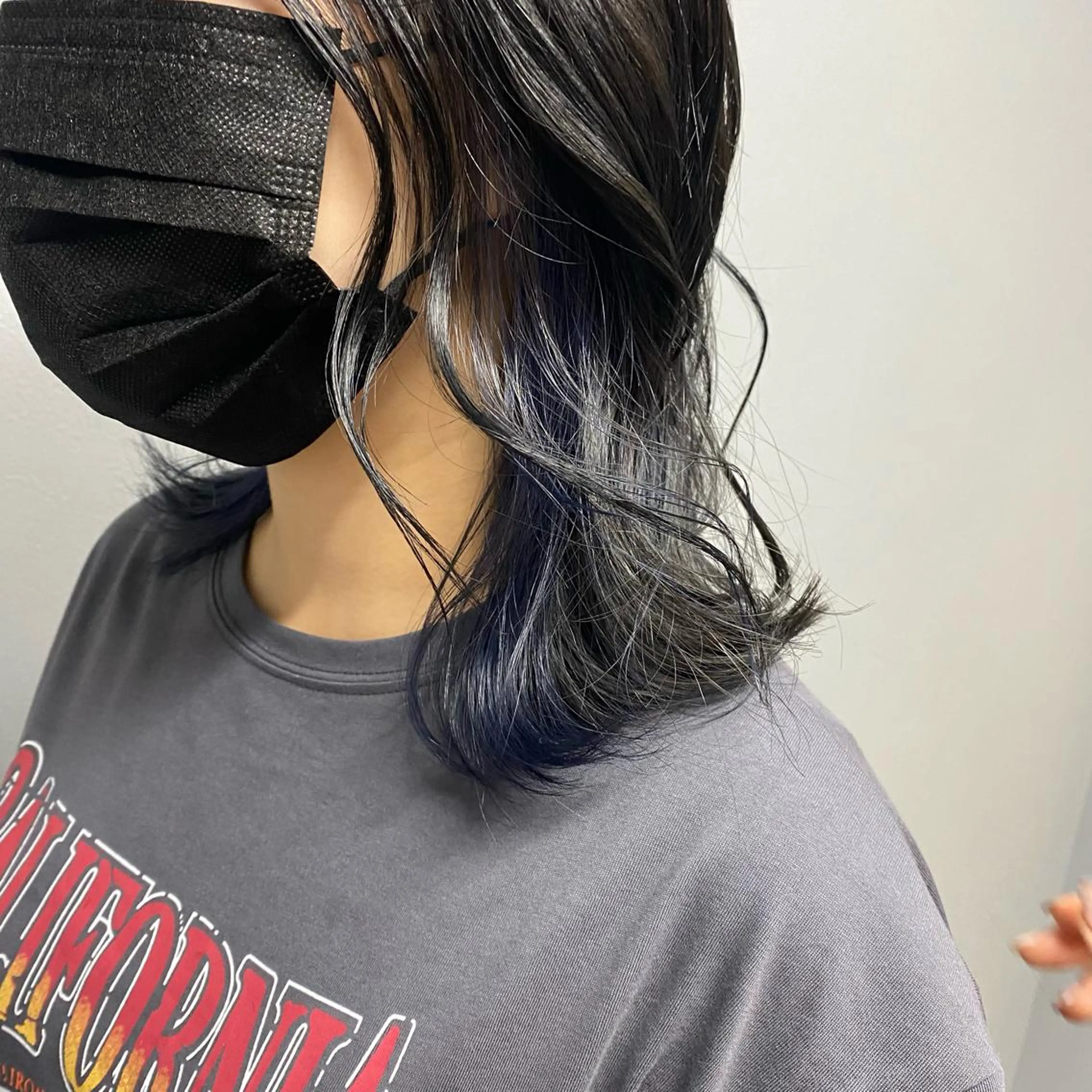 ミディアム カラー 黒髪 ブルーカラー ブルーブラック きよはらちさき🍑 柔らかカラー🌱🫧のヘアスタイル