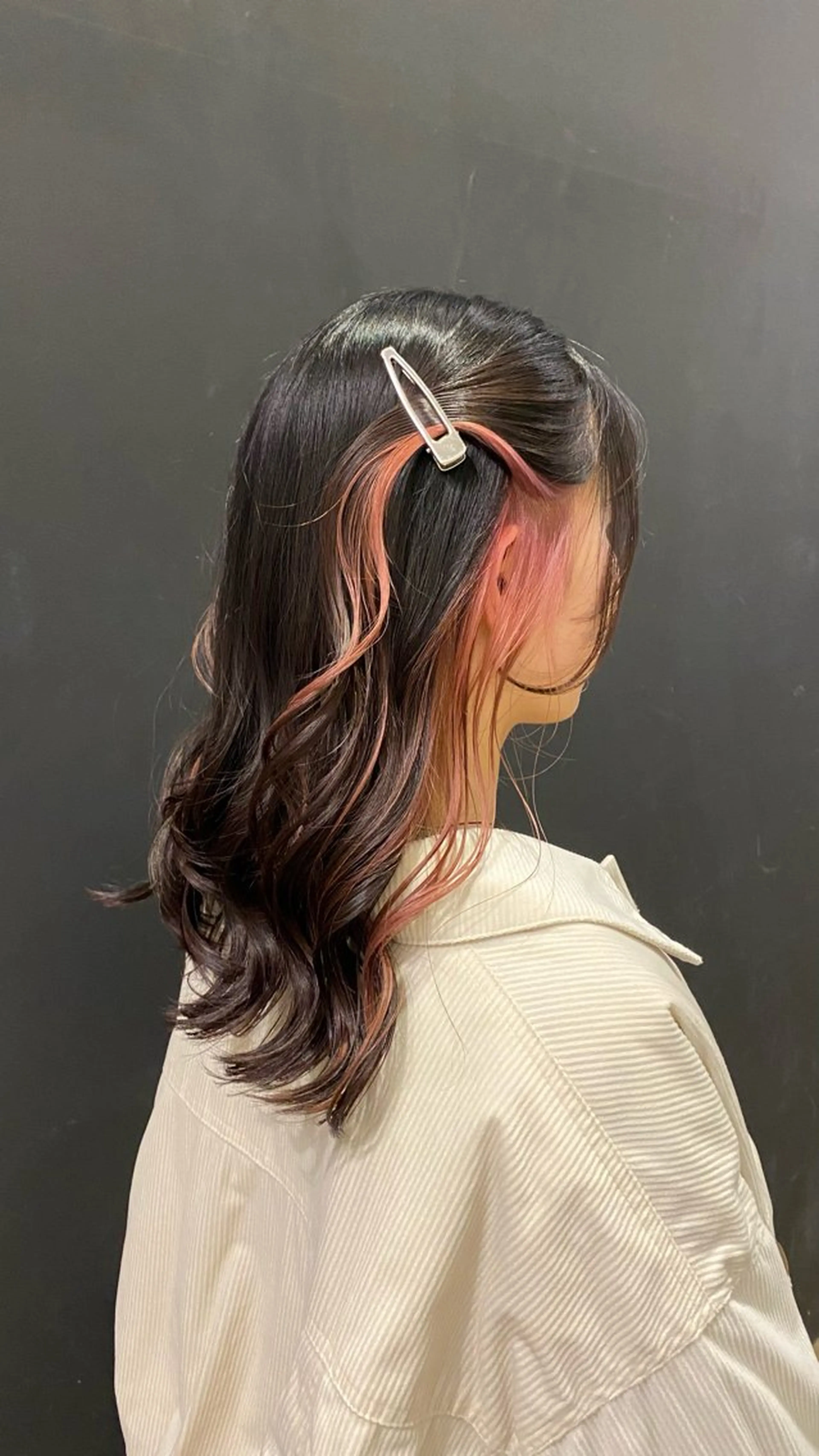ロング カラー 磯谷 朋のヘアスタイル