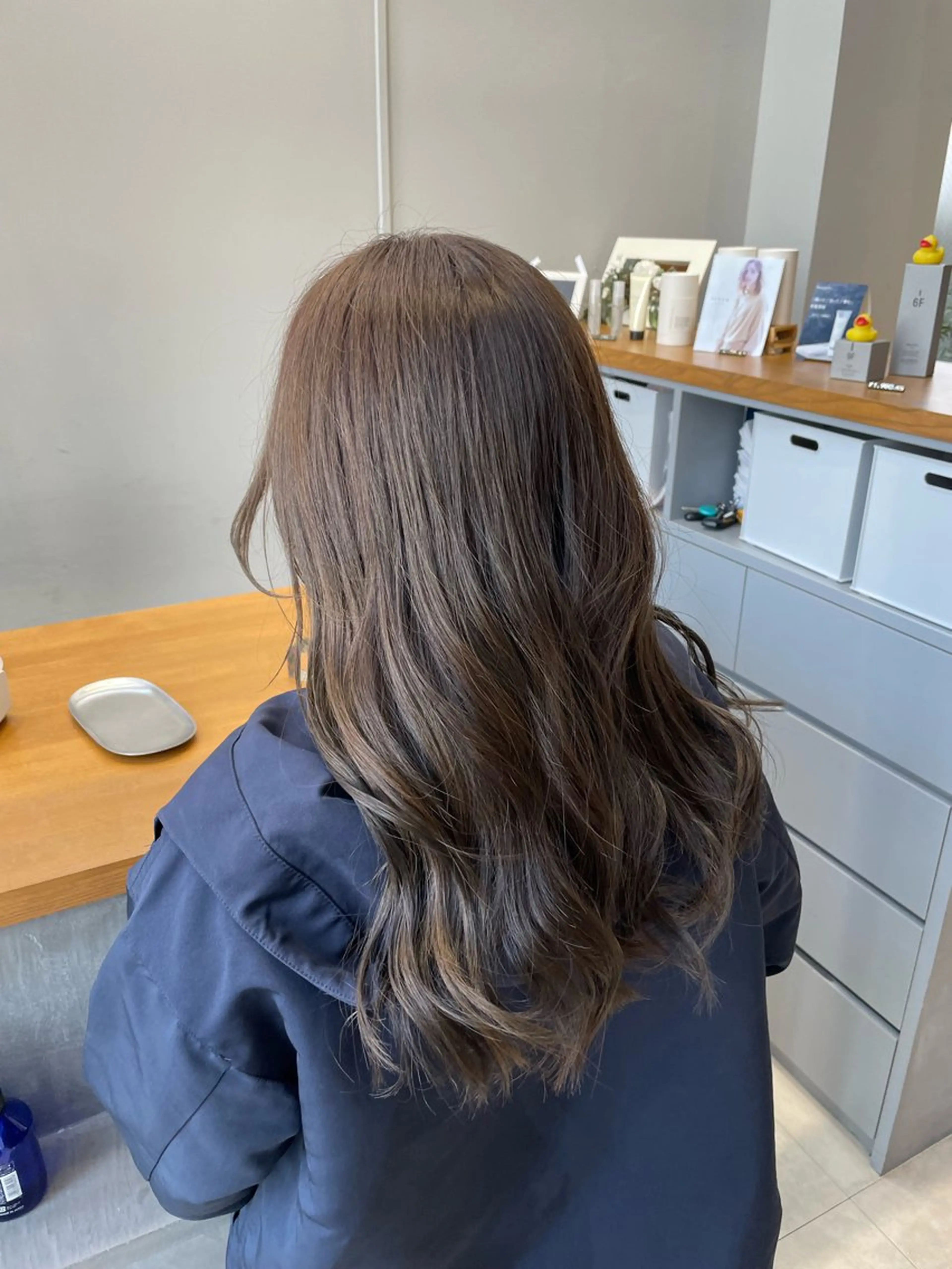 ロング カラー アッシュ 透明感カラー カット ヘアカラー エマ ピボット 中川店所属・富原崇太/透明感カラ ー/切りっぱなしボブのヘアスタイル