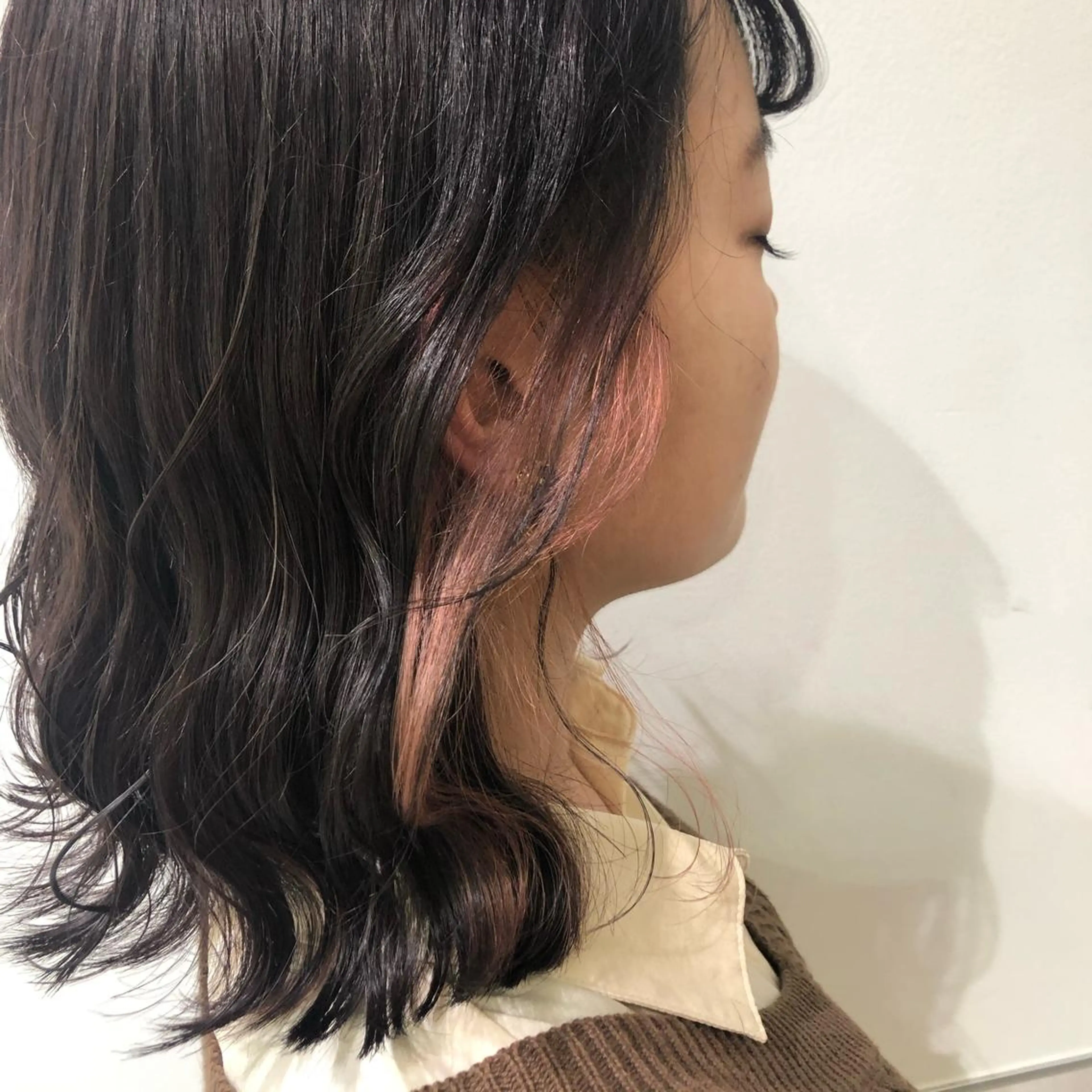 ミディアム カラー インナーカラー ピンクカラー 岩﨑 美桜のヘアスタイル