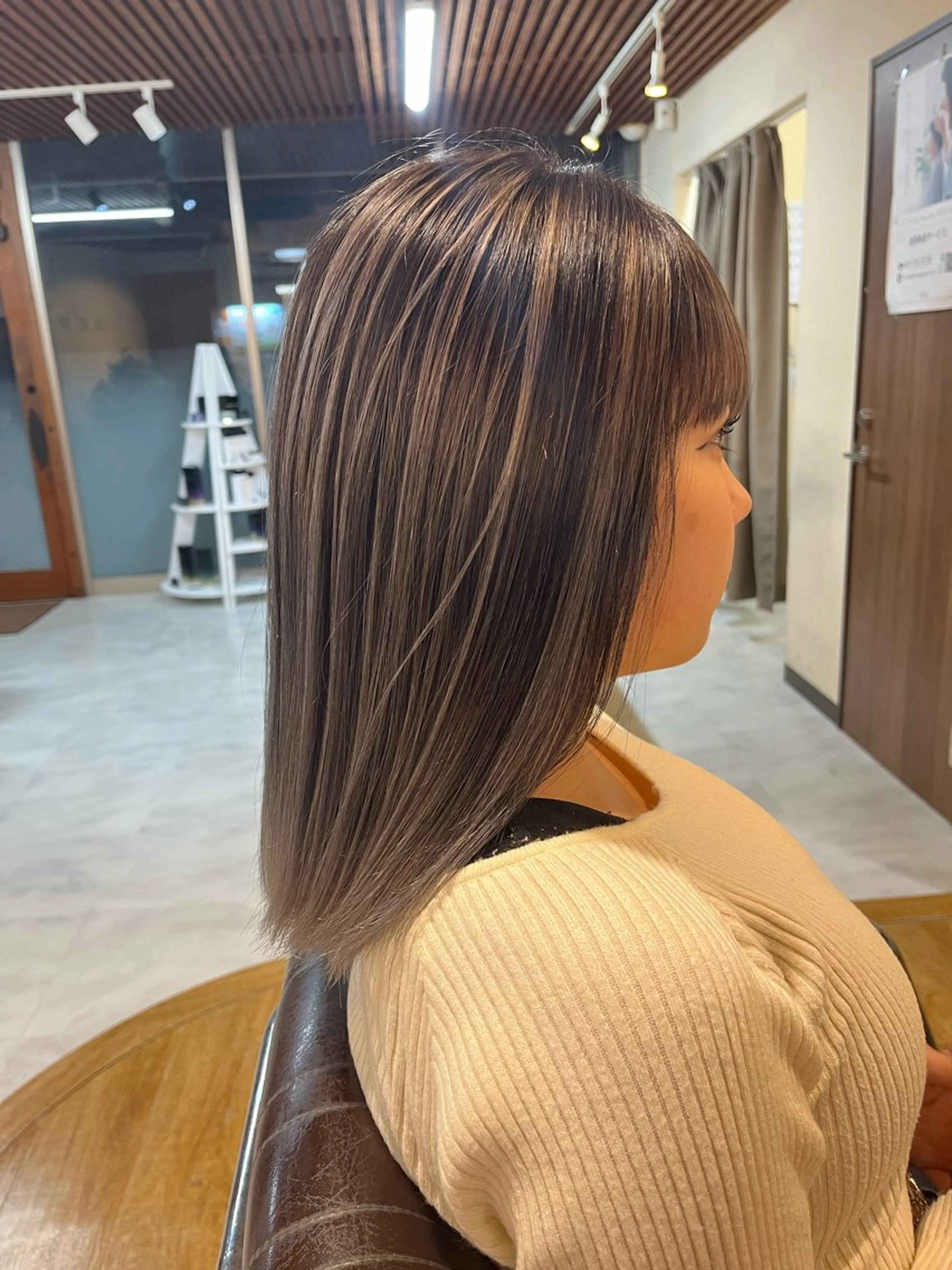 ミディアム カラー バレイヤージュ デザインカラー レイヤーカット カット ヘアカラー 海外ガール ハイトーン　竹井俊介のヘアスタイル