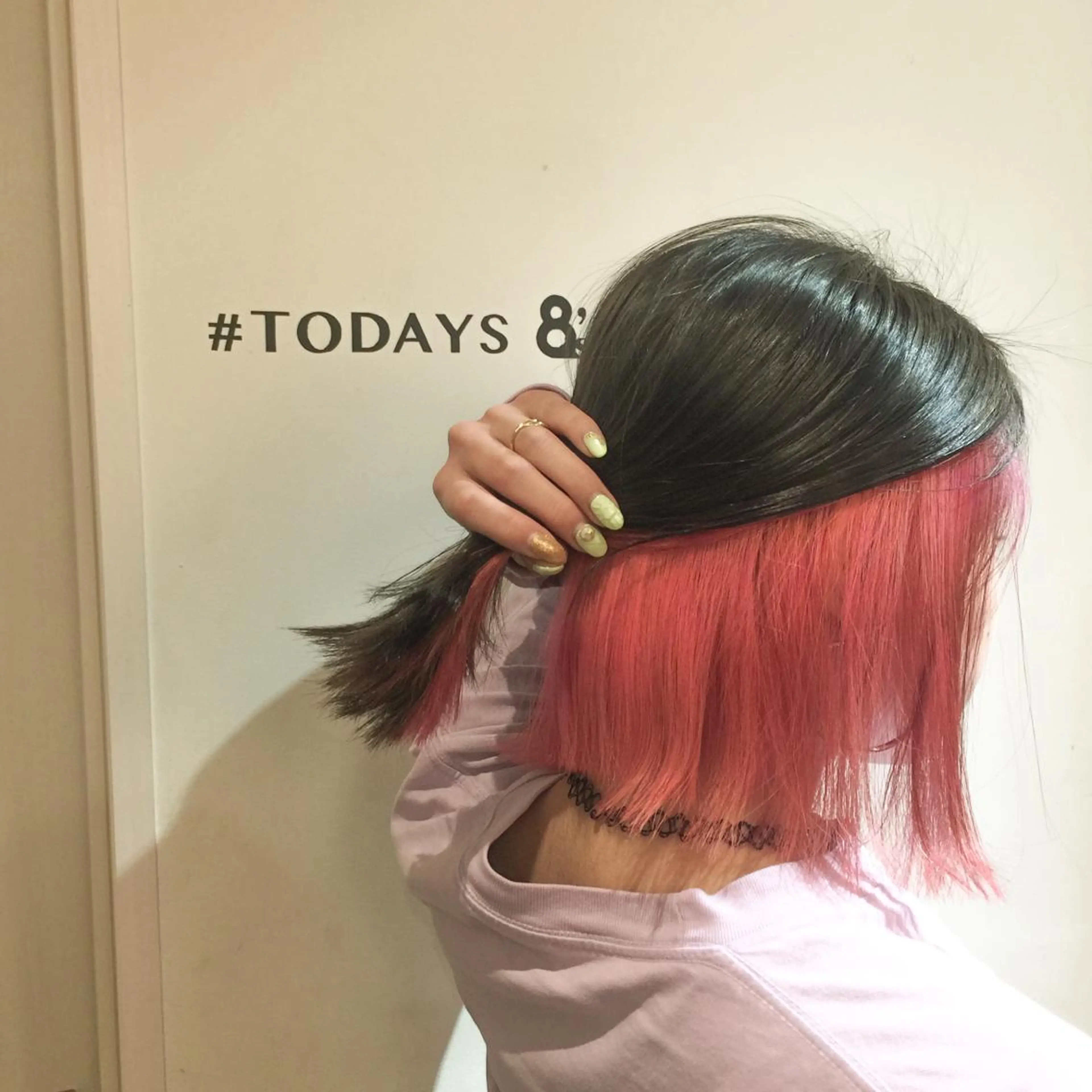 ミディアム カラー ピンクカラー ホワイト&レイヤーカ ットエクステ長畠俊輔のヘアスタイル
