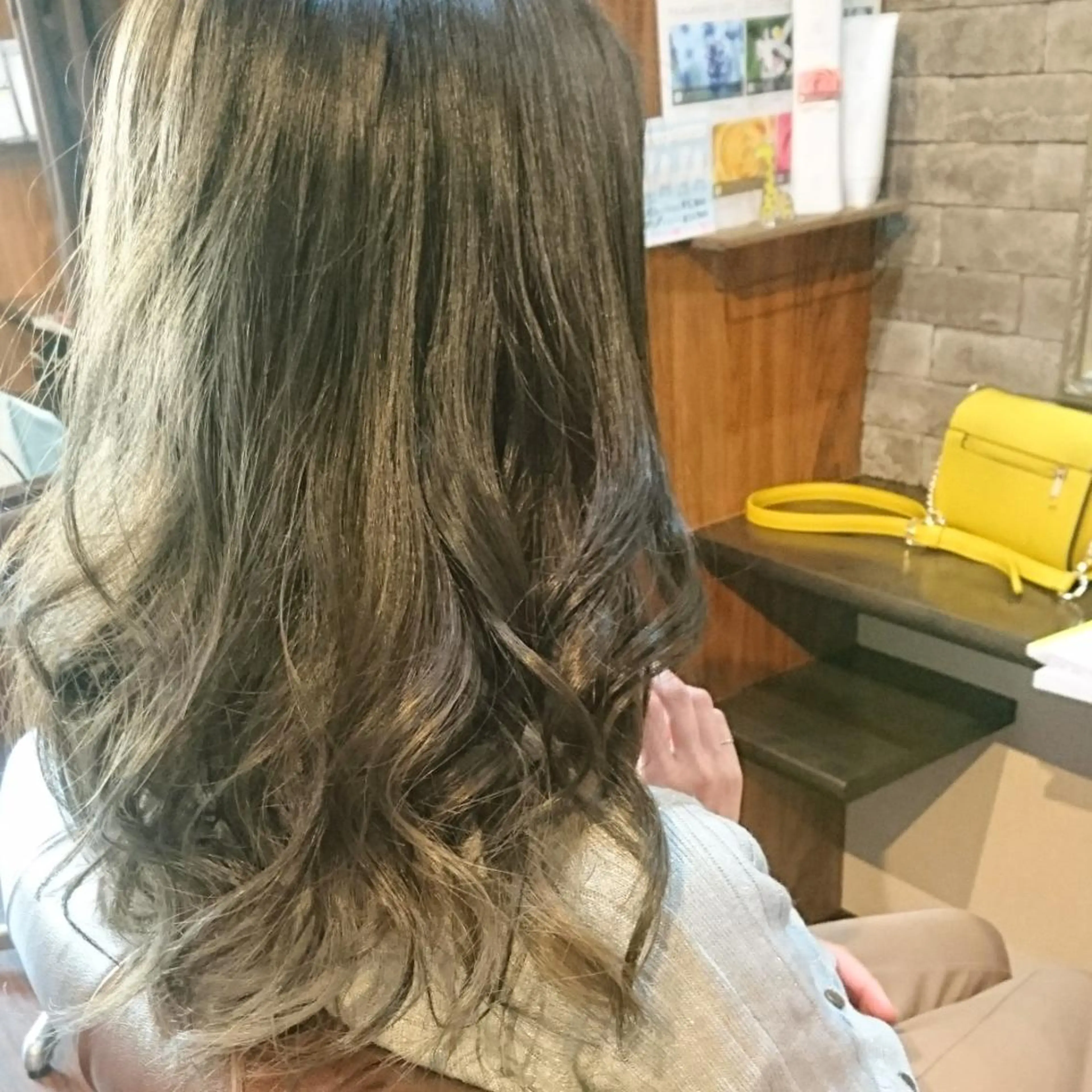 セミロング カラー グレージュ 美髪 カラーリストのヘアスタイル