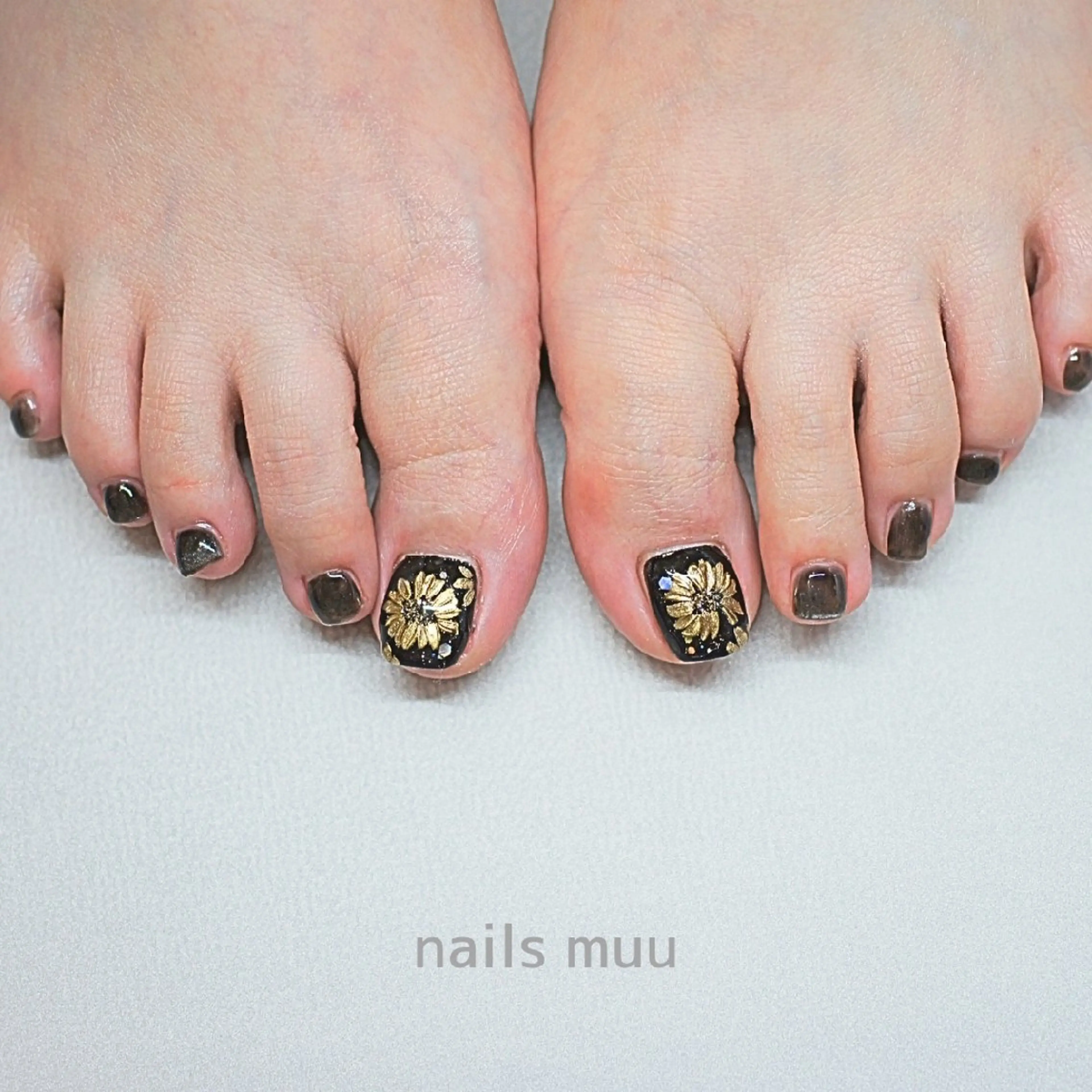 ネイル フットネイル ゴールド ホワイト フットネイル nails muu まゆのネイルデザイン