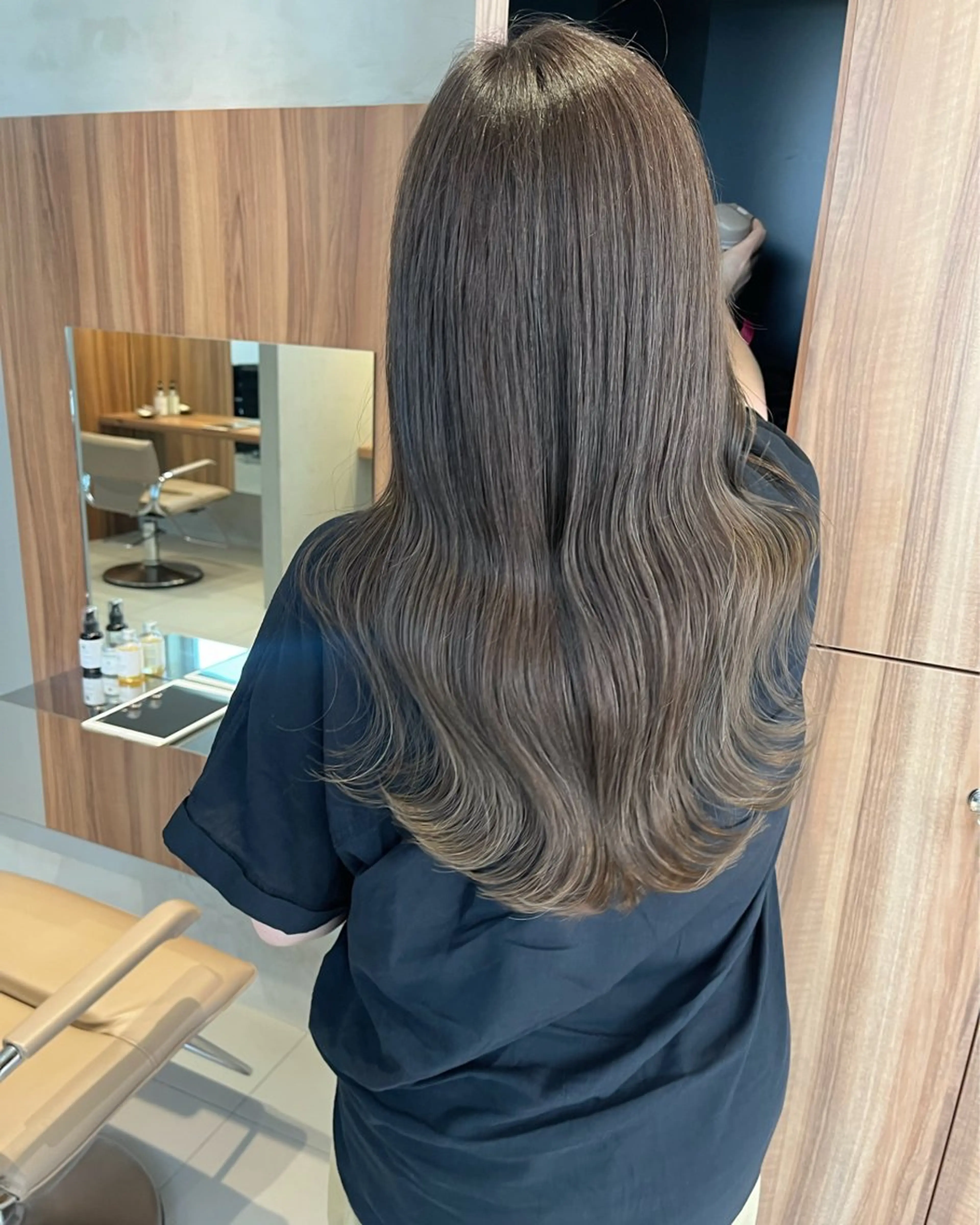 ロング カラー オリーブカラー ヘアカラー ブリーチなし 寒色カラーのヘアスタイル