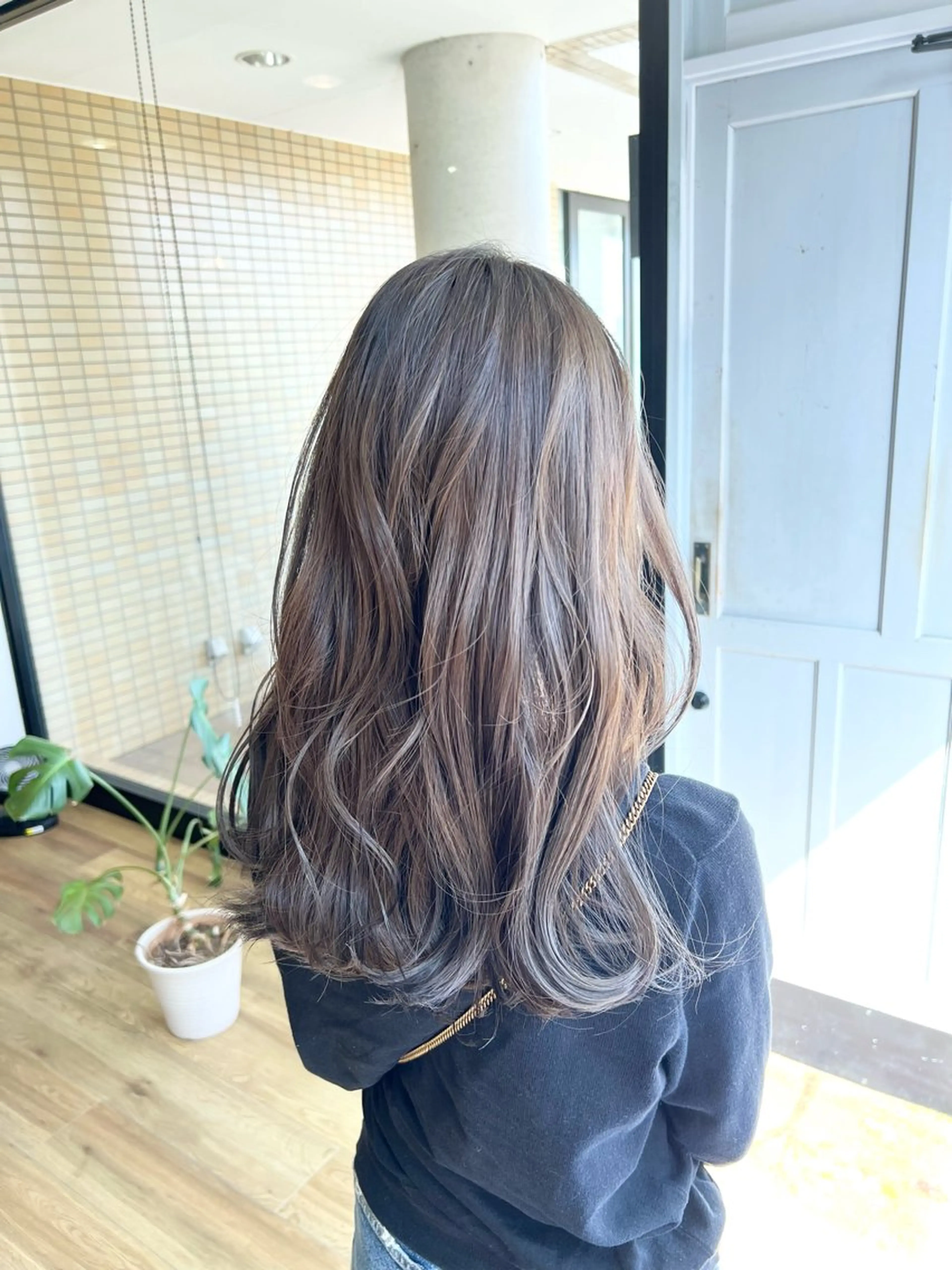 ロング カラー ショコラグレージュ グレージュ 堀 望美のヘアスタイル