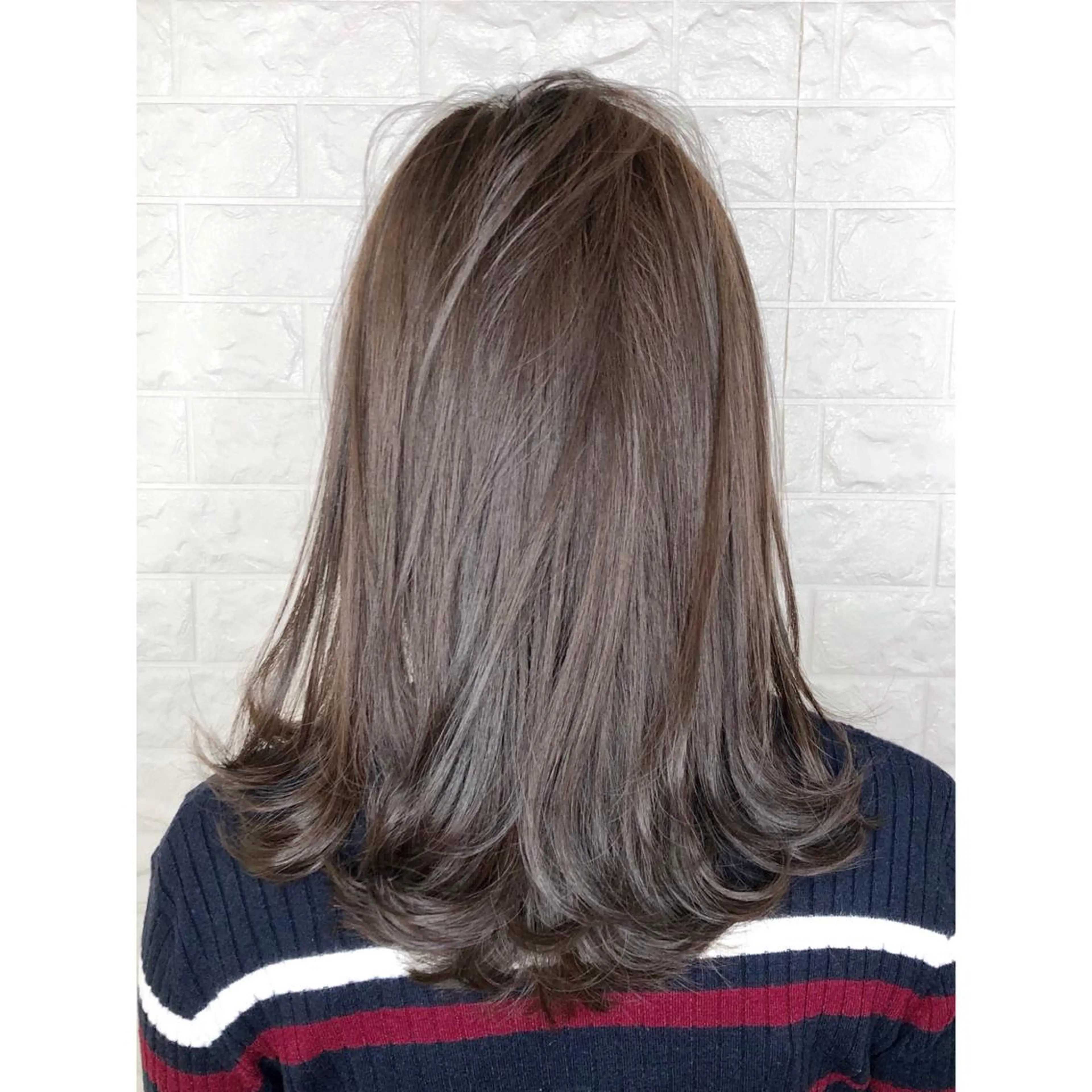 ミディアム カラー アッシュ アッシュグレー アッシュグレージュ ブリーチ 透明感カラー KIZU 髪質改善 オカルト怪談のヘアスタイル