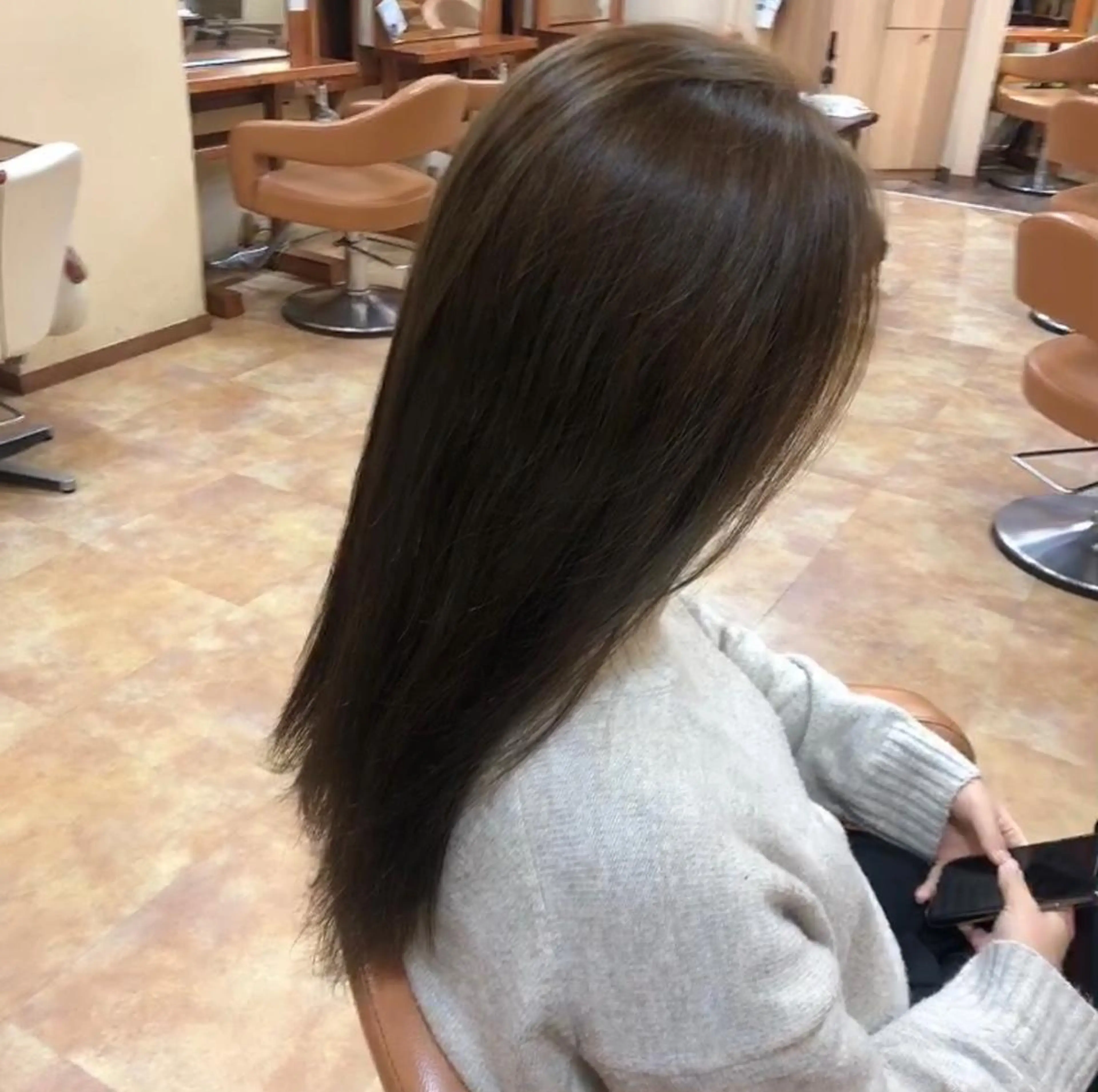 ロング カラー グレージュ モリオフロムロンドン池袋店所属・冨永 さやかのヘアスタイル