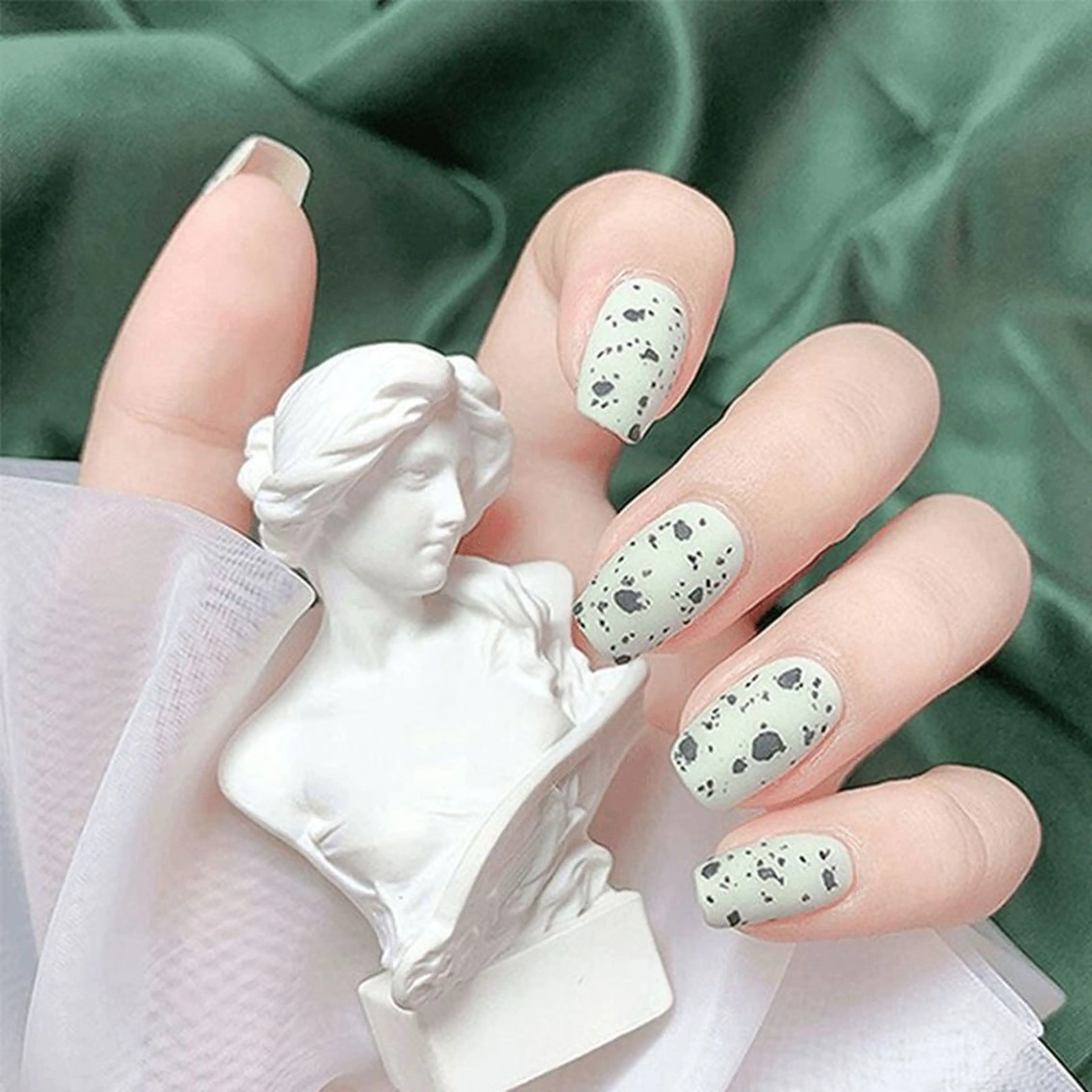 ネイル ハンドネイル Yuxi Beauty salon 【ユーシィー ビューティ サロン】所属・ユーシーネイルサロン 池田公園店のネイルデザイン