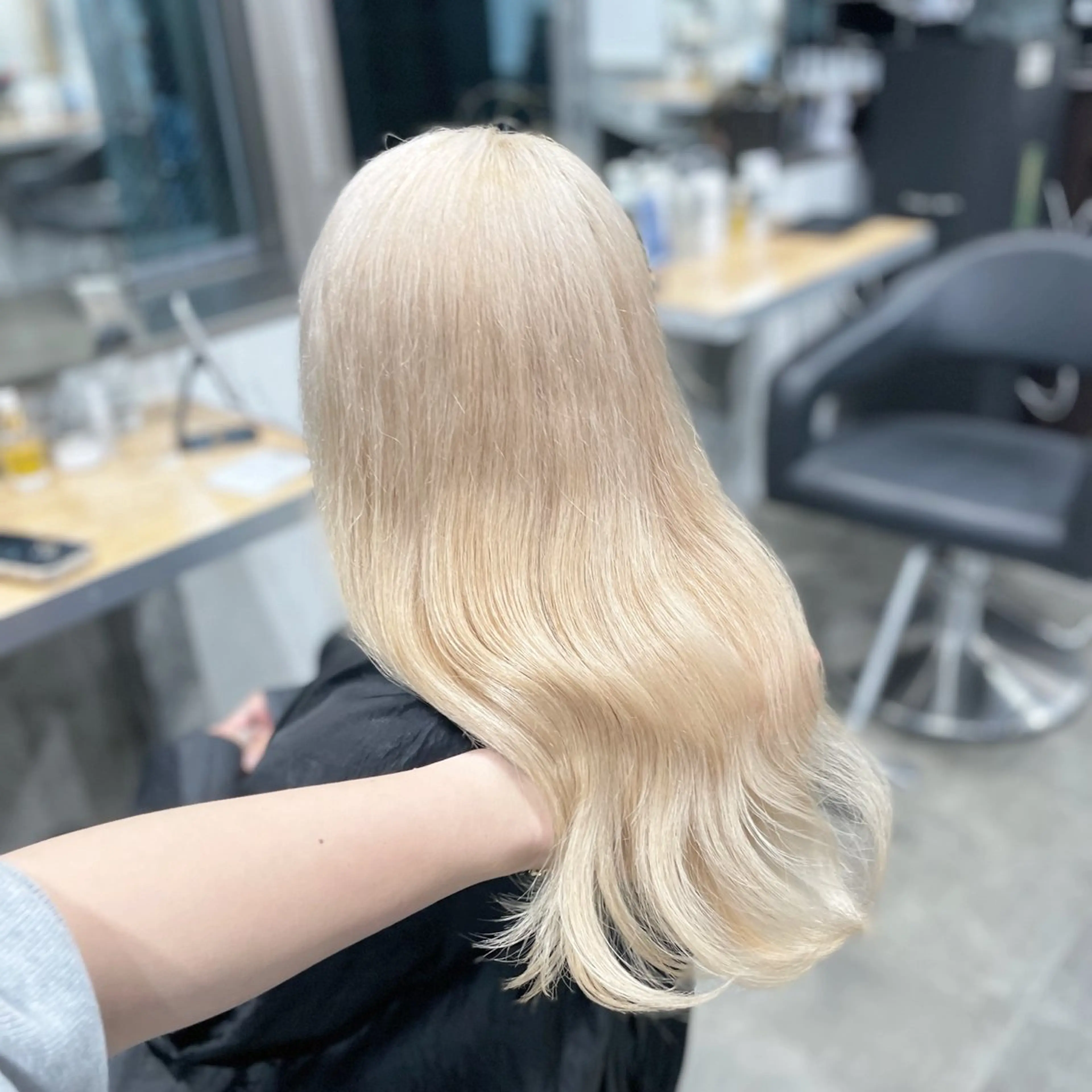 セミロング カラー ヘアカラー ハイトーンブロンド 横浜💞ミオのヘアスタイル