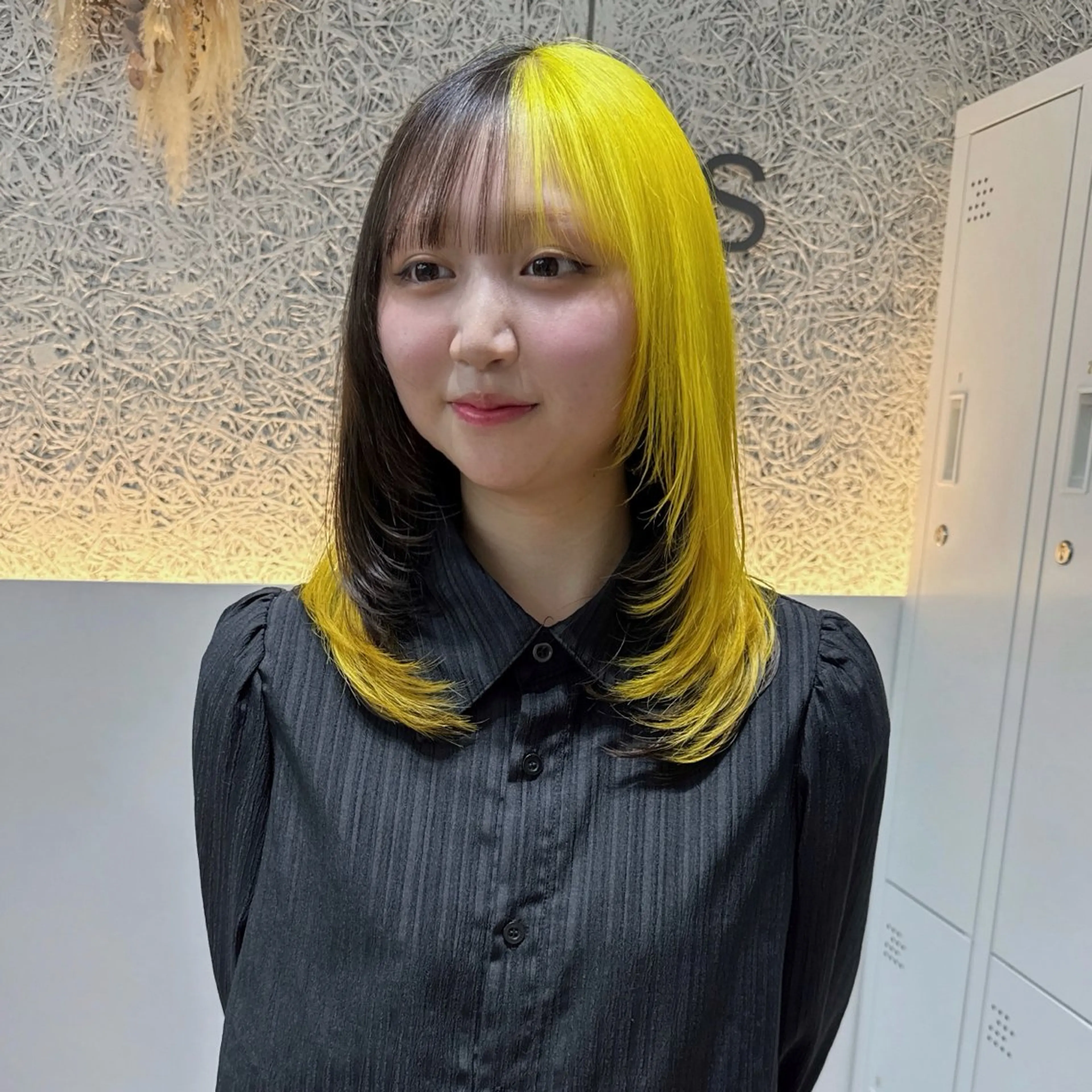 セミロング カラー ブリーチ ブラウンカラー デザインカラー イエローカラー レイヤーカット カット ヘアカラー トリートメント 🌱ブリーチ・透明感 カラー/mapi🦭のヘアスタイル