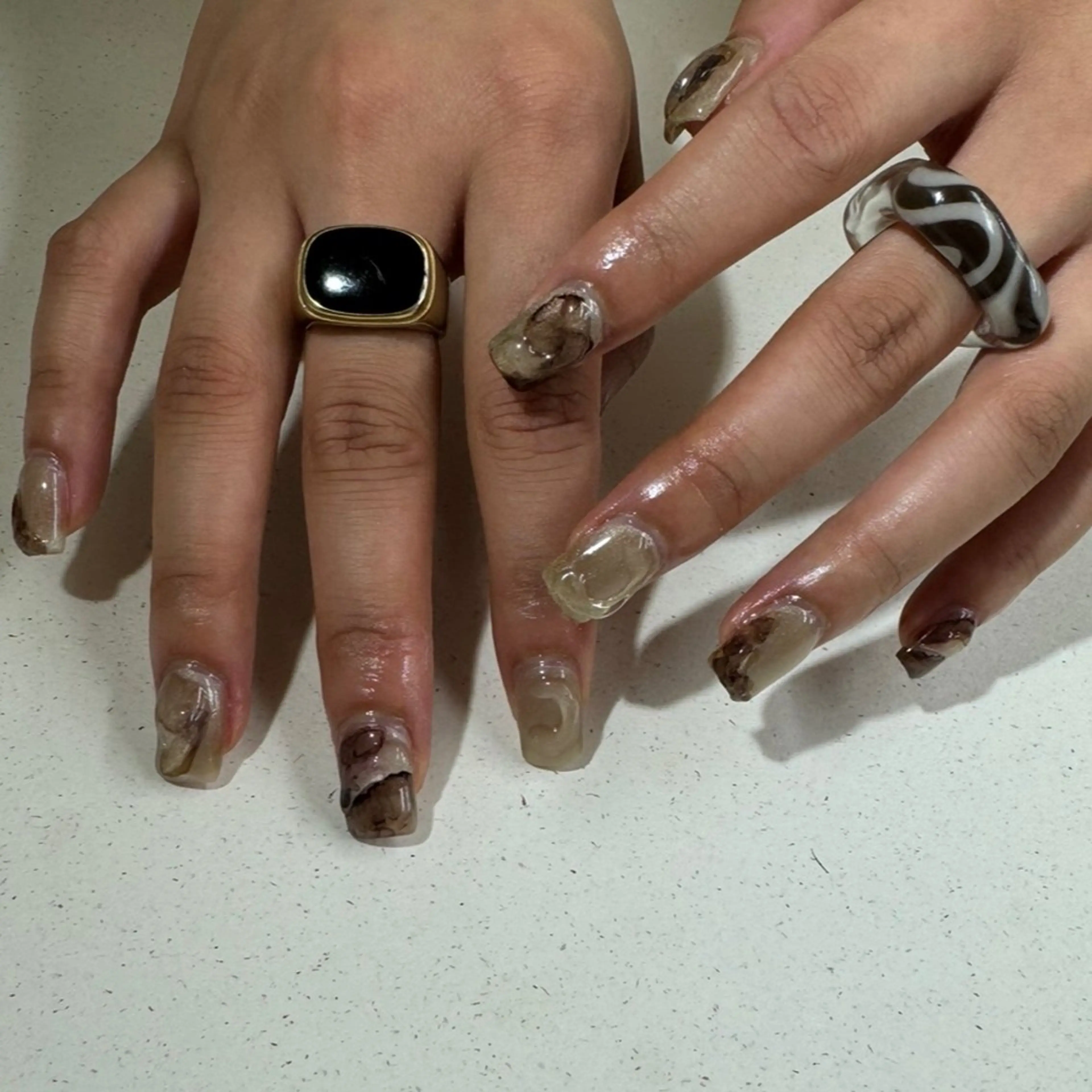 ネイル アートネイル べっ甲ネイル ジェルネイル グリーン キラキラネイル nailstudio eviz新宿店のネイルデザイン