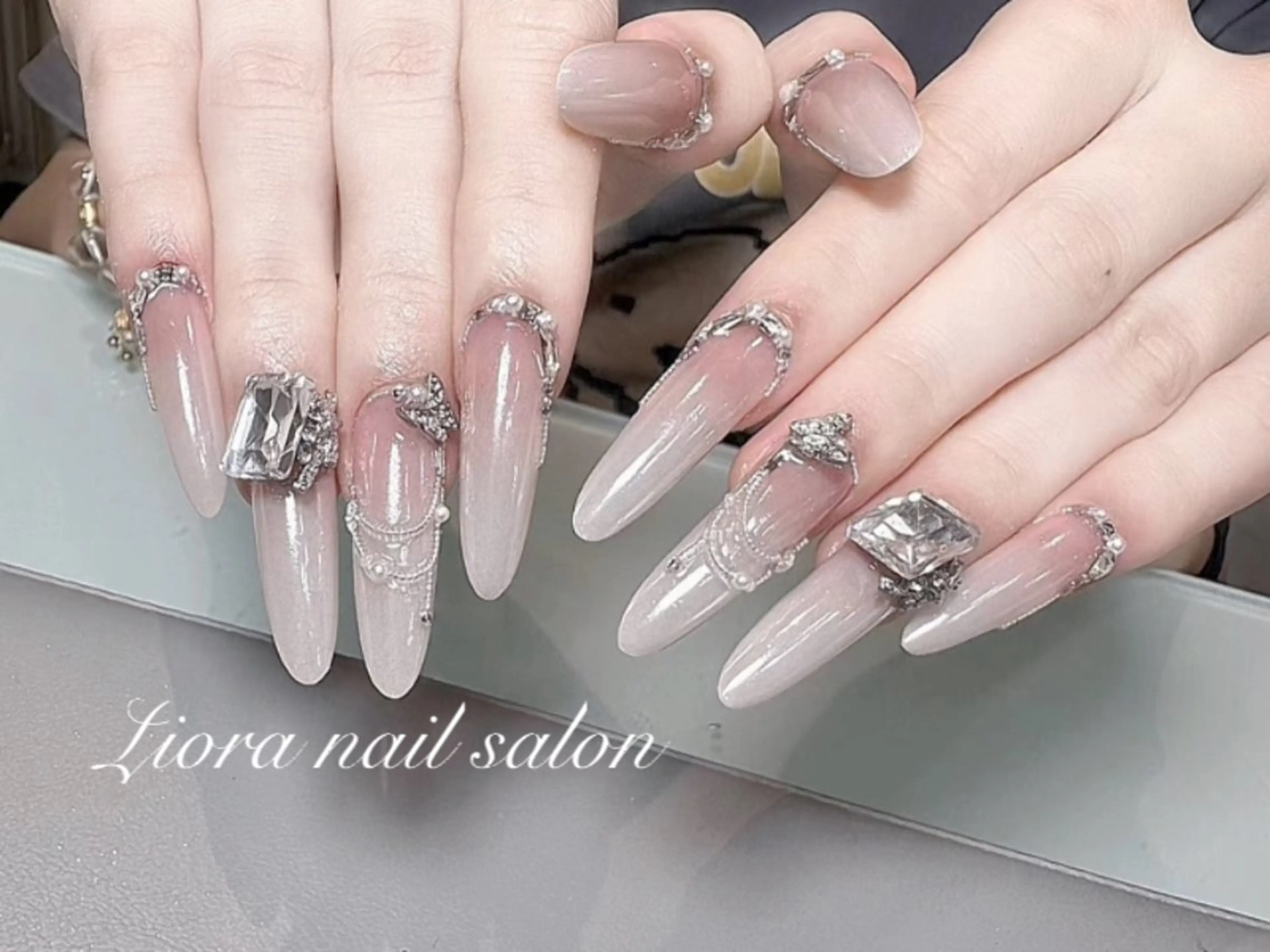 ネイル フレンチネイル ジェルネイル ガーリー グラデーション キラキラネイル ハンドネイル Liora ネイルサロン所属・Liora nail salonのネイルデザイン