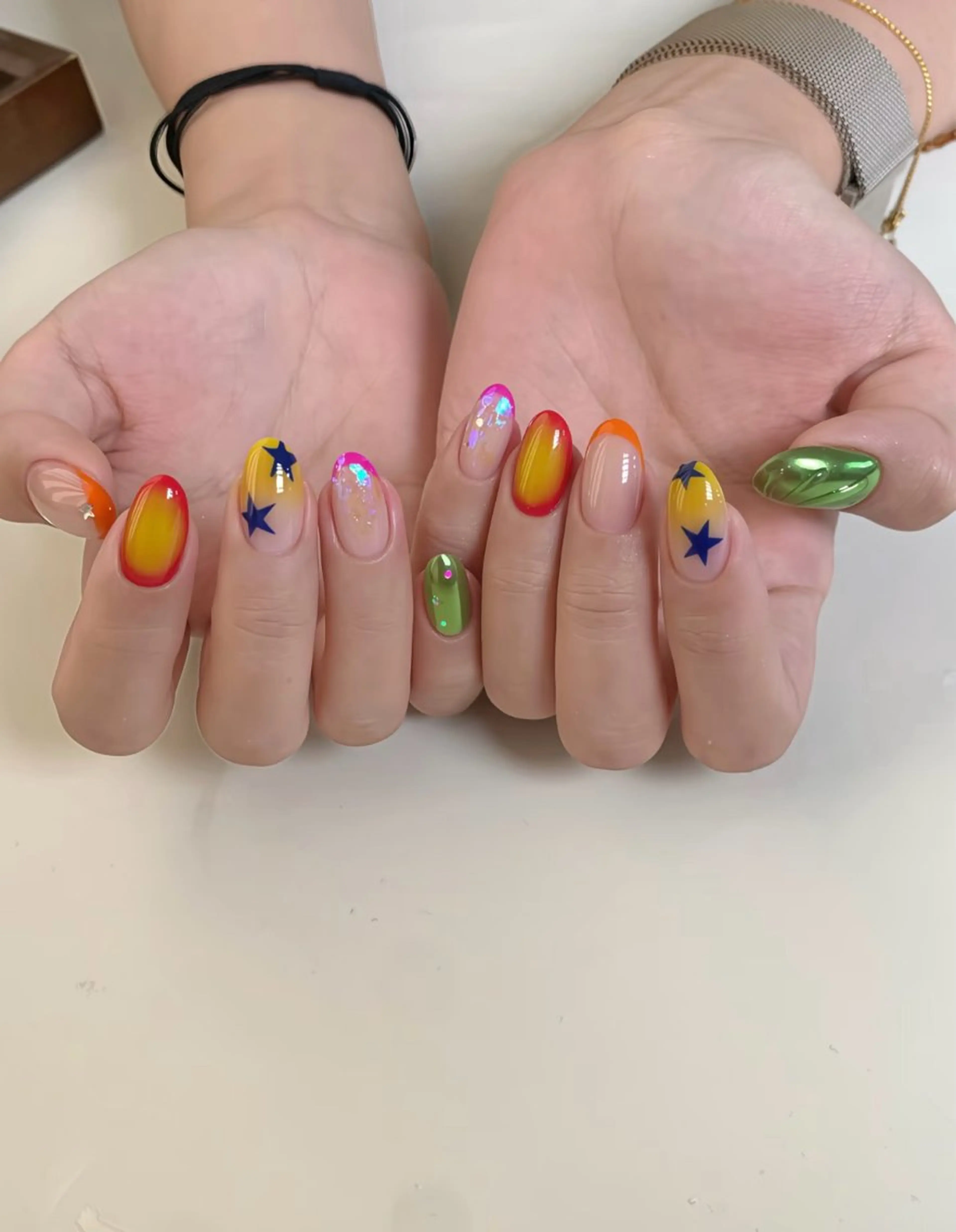🌈カラフルスター×ミラーネイル⭐️ 元気いっぱいのカラーで気分を上げたい方、個性を出したい方におすすめのハッピーネイルの写真