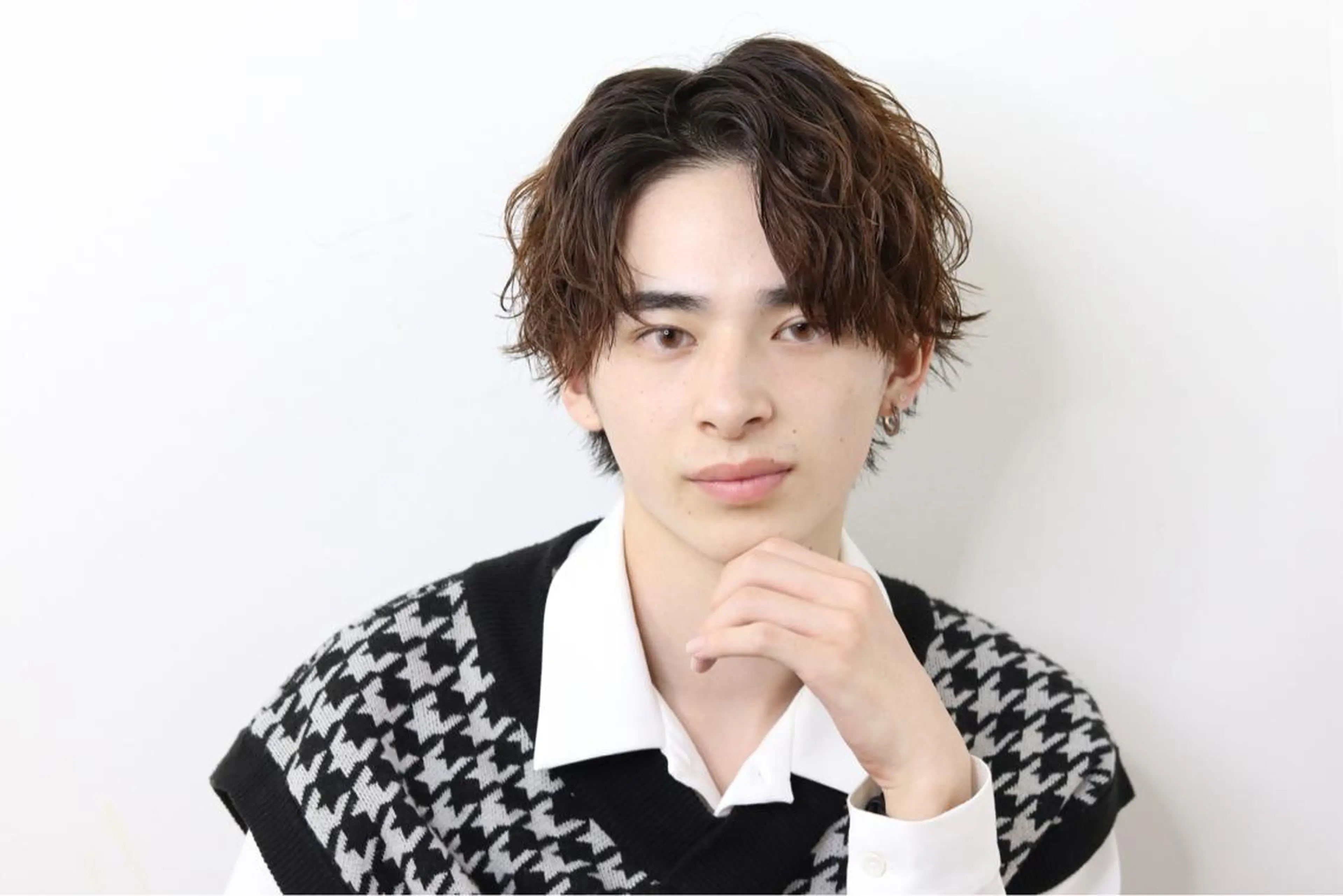 ショート カラー パーマ メンズ センターパート メンズパーマ 波巻きパーマ スパイラルパーマ メンズパーマ 西條真治のヘアスタイル