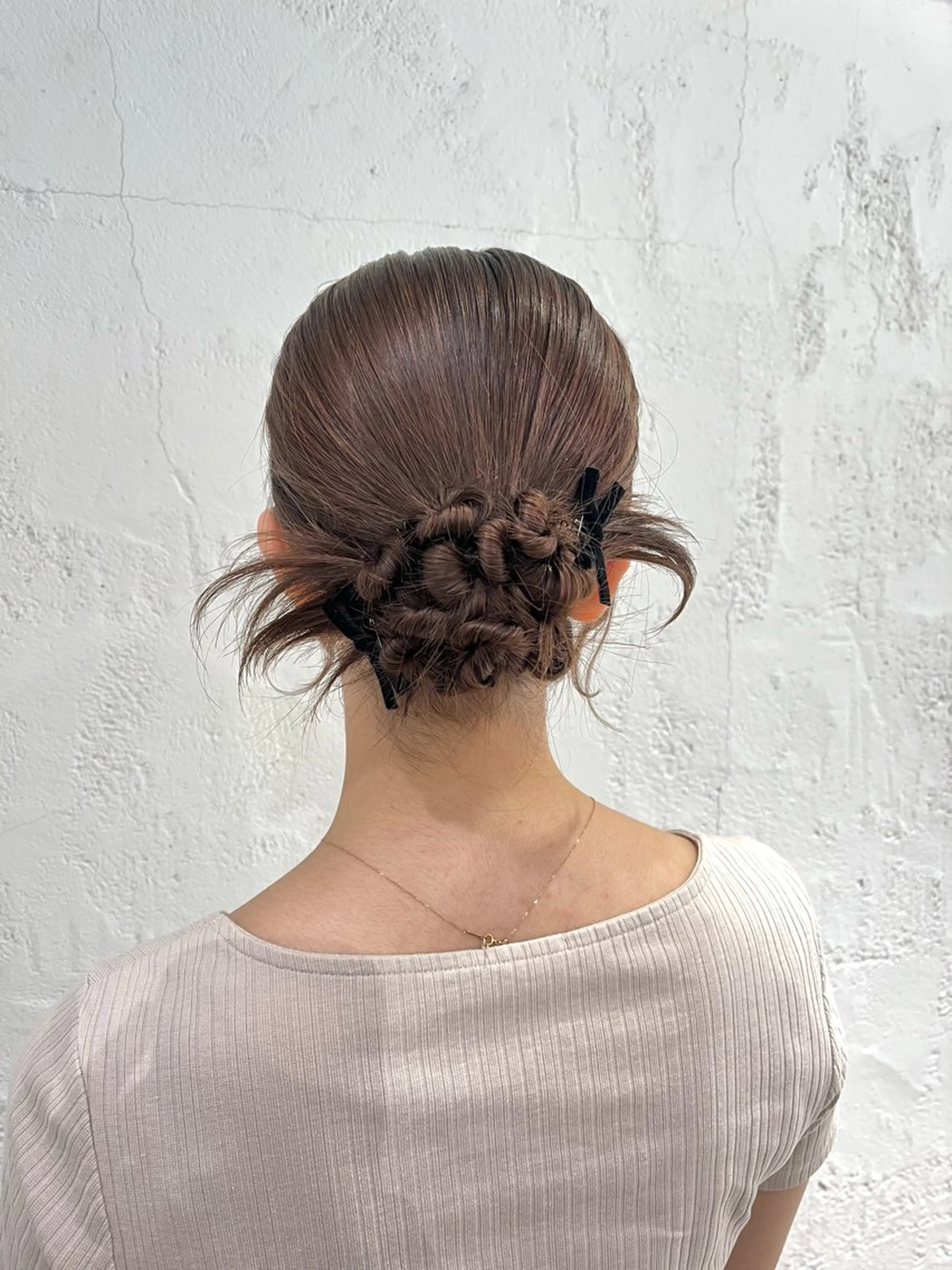 ミディアム ヘアアレンジ ボブ ヘアセット ボブ／ストレート／ ベージュカラーのヘアスタイル
