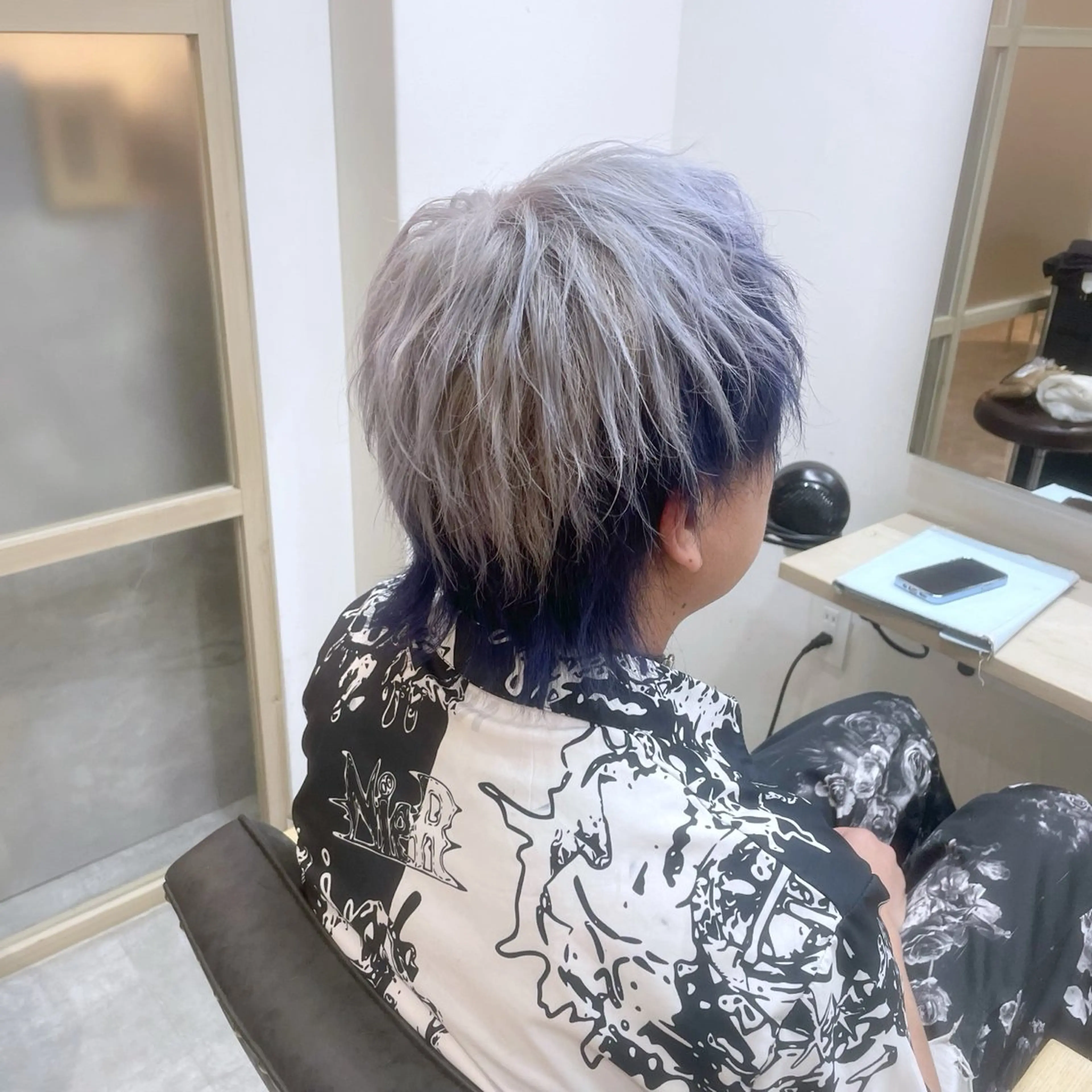 ミディアム カラー メンズ メンズハイトーン メンズインナーカラー ハイトーンカラー インナーカラー シルバー カット ヘアカラー トリートメント EMANON新宿南口所属・🦄中性ウルフ ☁️Shiori🦄のヘアスタイル
