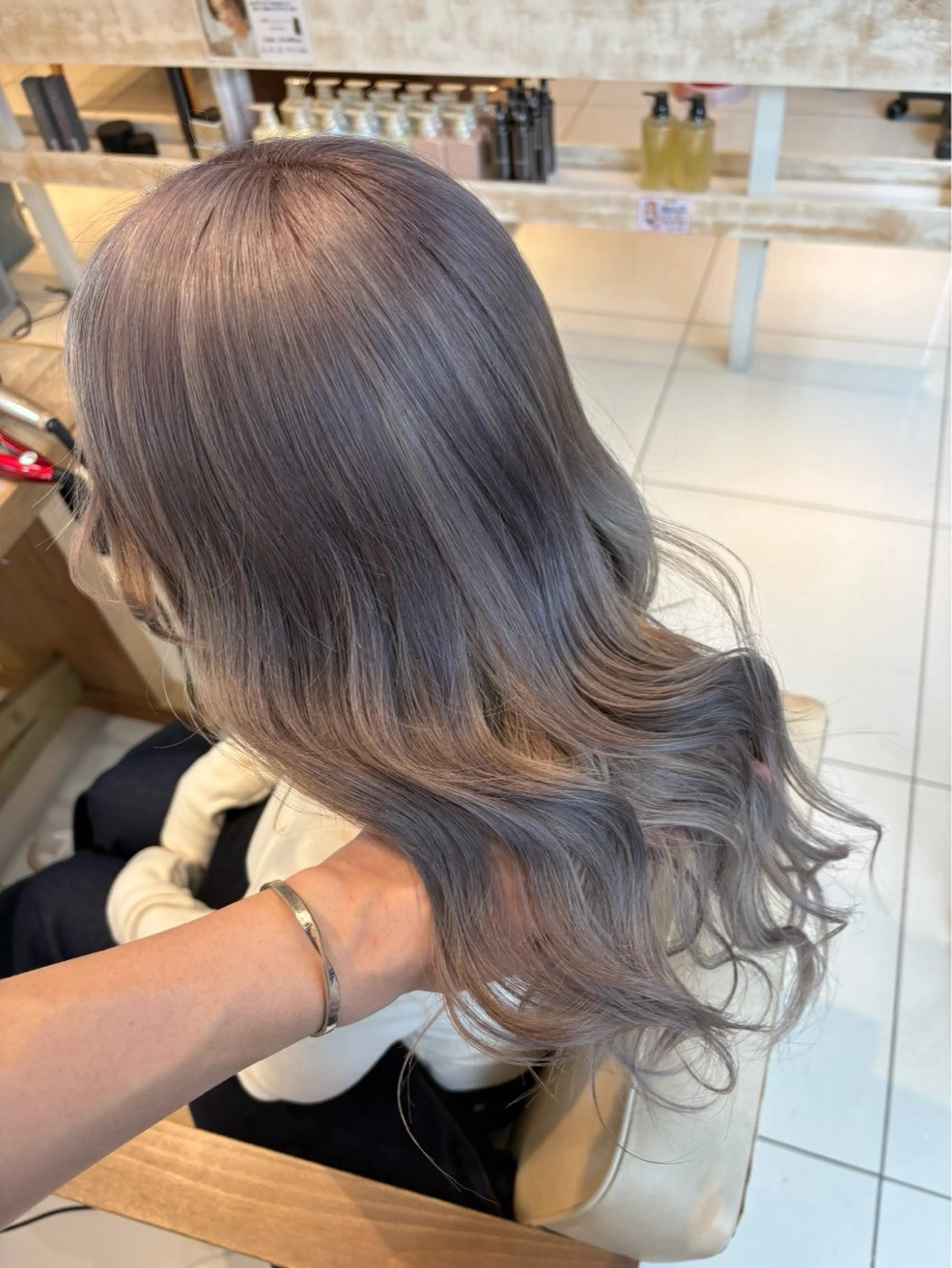 ロング カラー ブリーチ シルバー 外人風ハイライト/ グレージュカラーのヘアスタイル