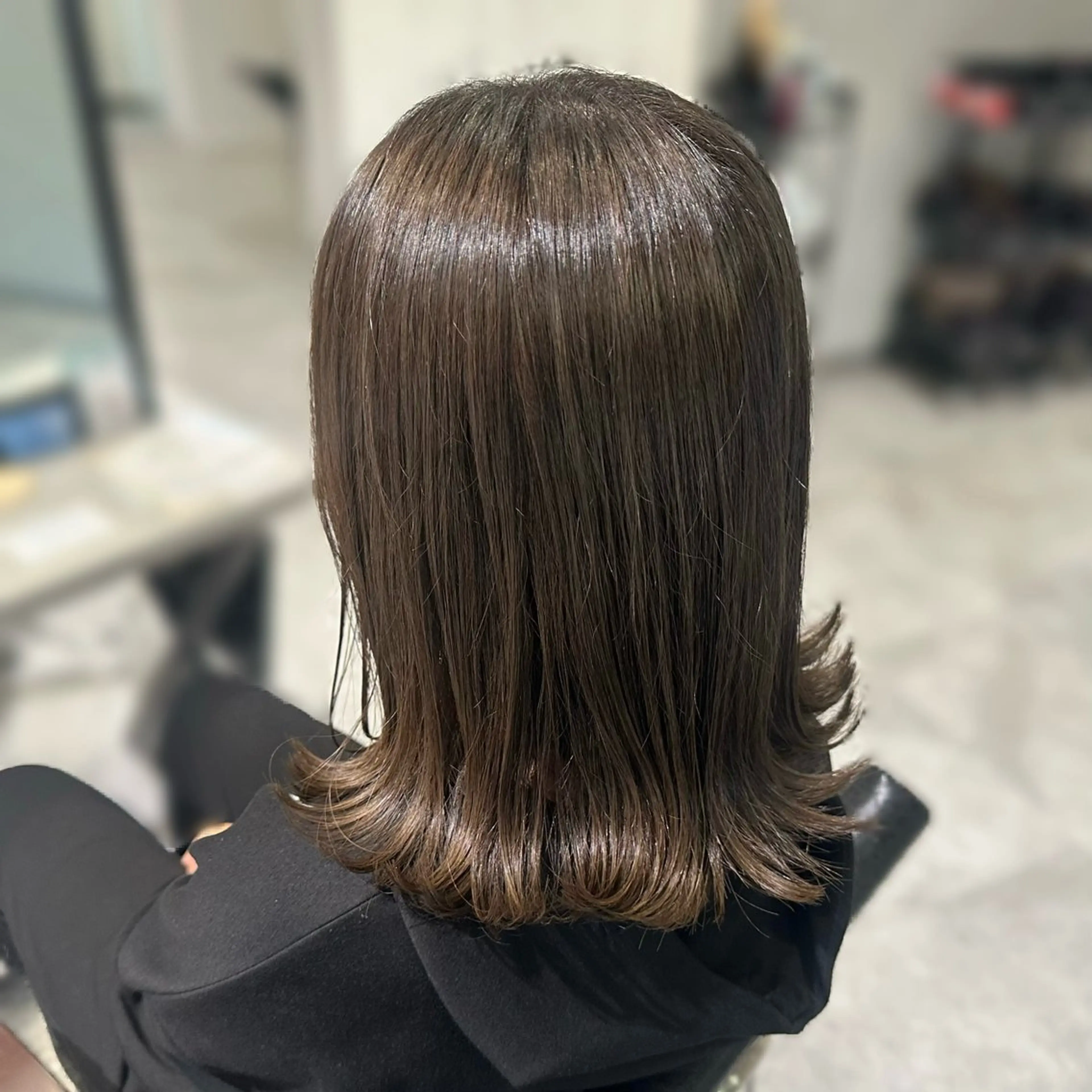 ミディアム カラー ブリーチ グレージュ ブリーチなしカラー カット ヘアカラー トリートメント 岩本みるか/ 暖色カラー/ベージュのヘアスタイル