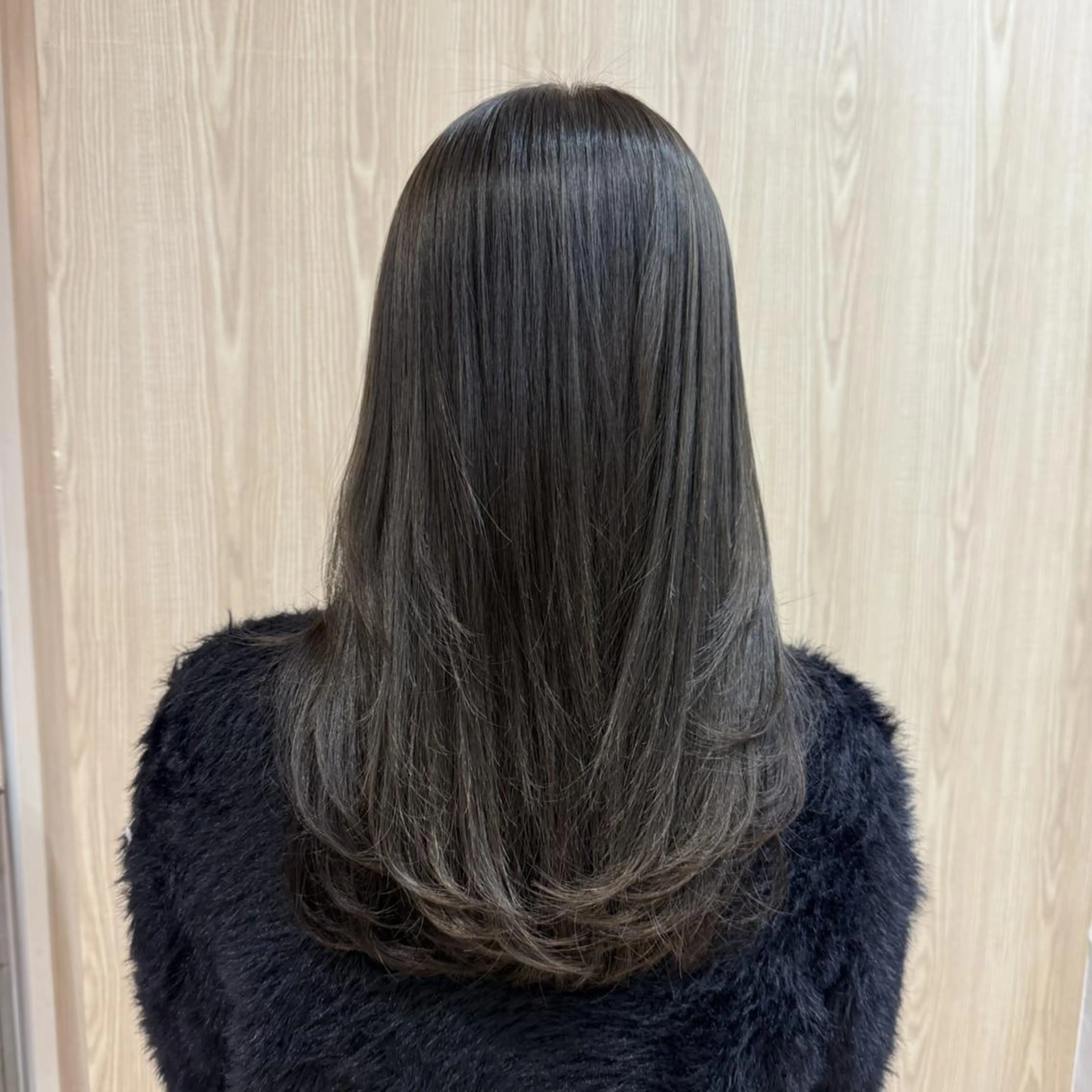 ミディアム レイヤーカット 透明感カラー⭐︎ コナツのヘアスタイル